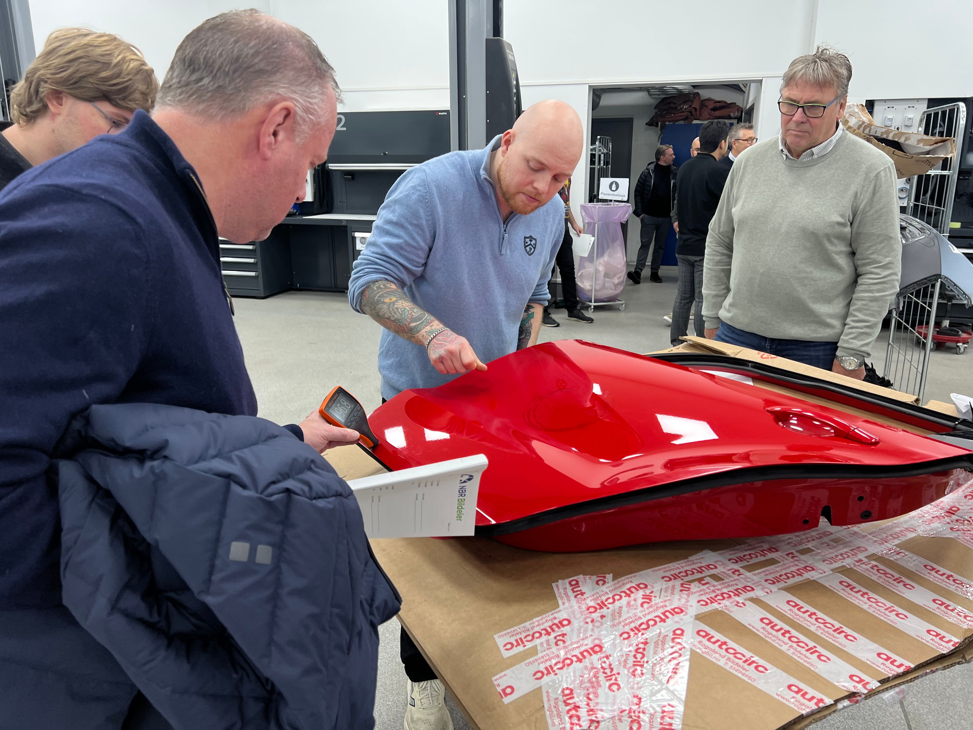 Her lærer de å bruke brukte bilde­ler på verk­sted