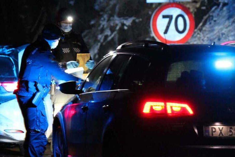 Bil og politibil krasjet. Fører stakk av.