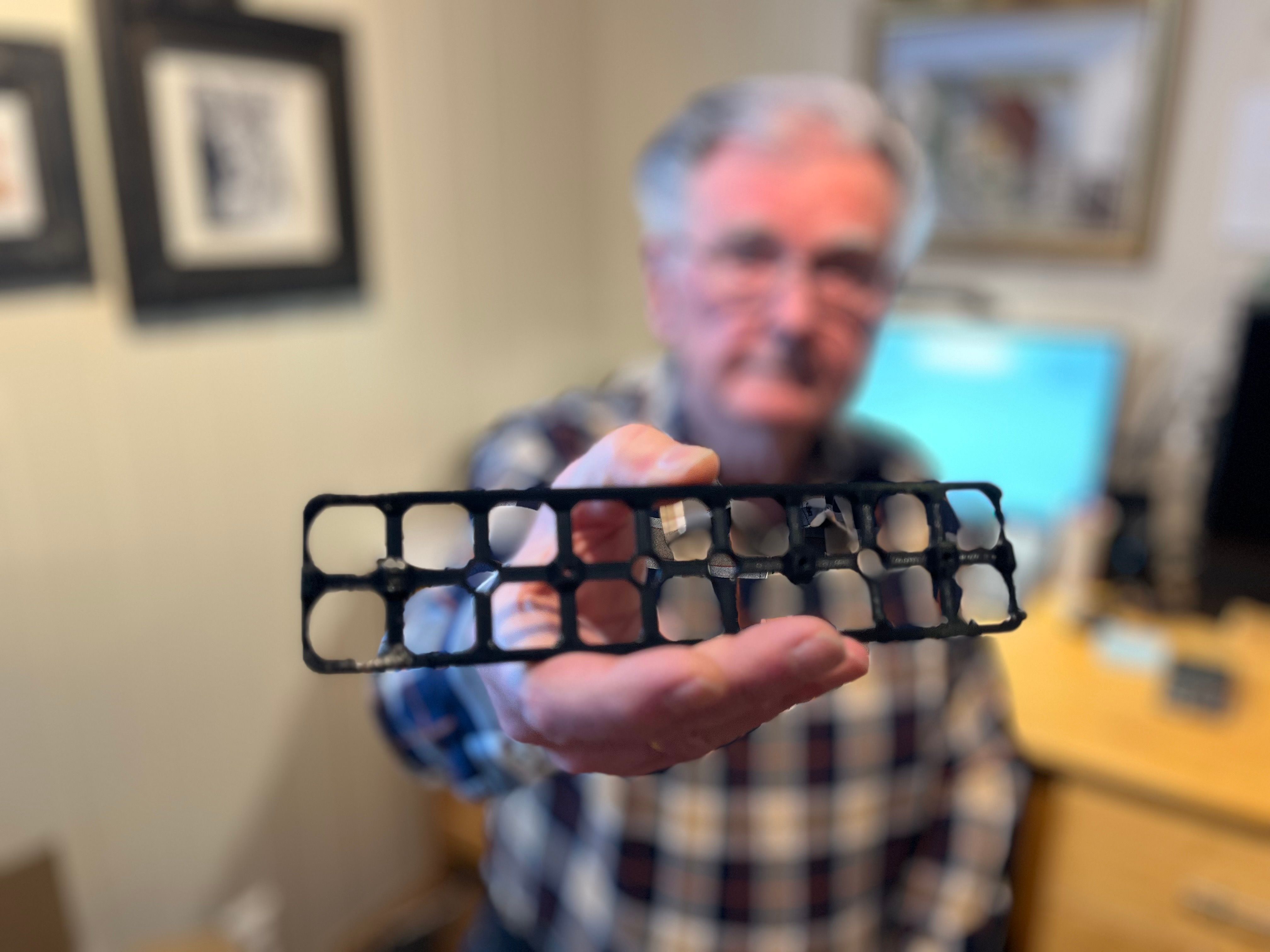 Fra leilig­heten i Kristian­sand lager han deler til krigen: – Umettelig behov