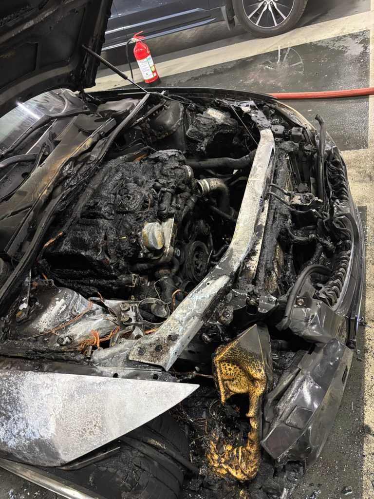 Nicholay sin bil byrja å brenne i parkeringshuset - strilen.no