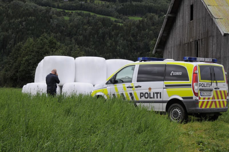 Her er politiet fra Midtdalen ankommet stedet i Ringebu der safen ble gjenfunnet.