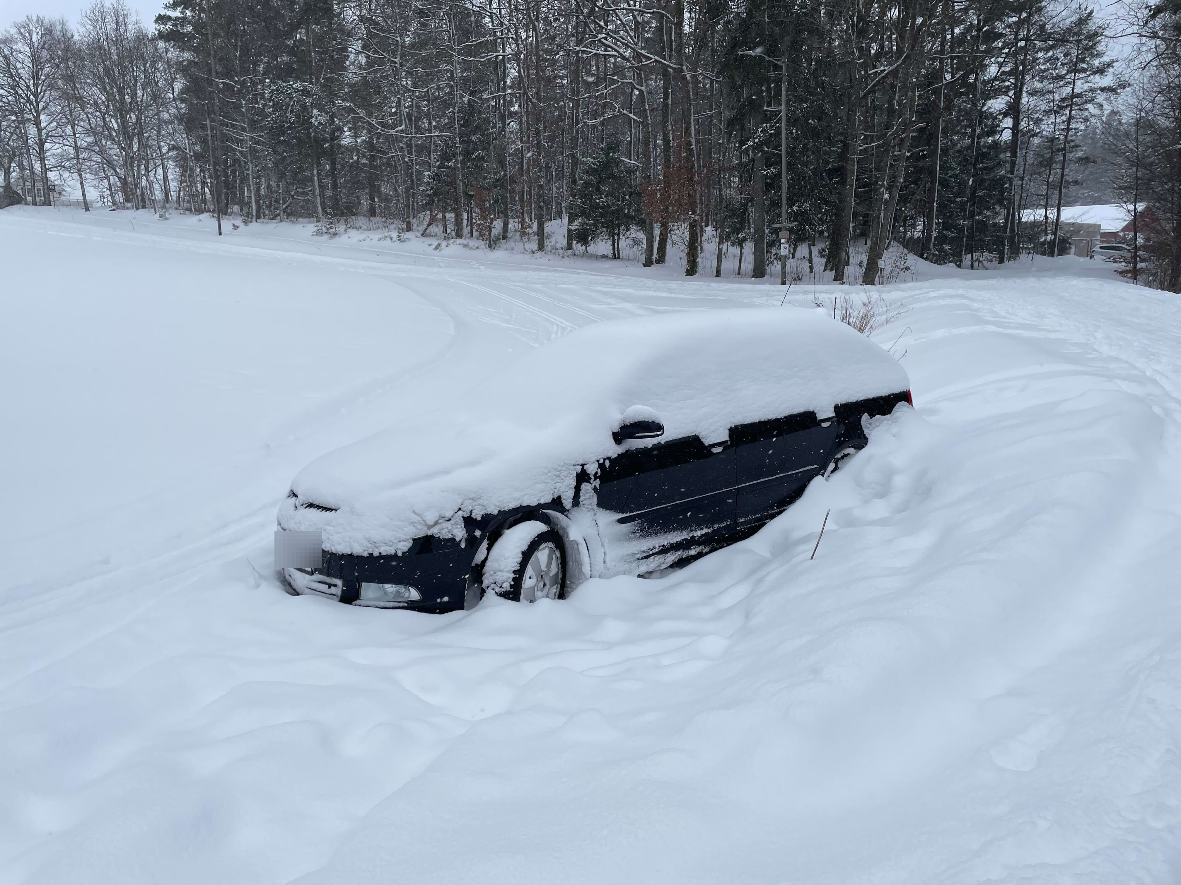 Advarer mot bil som står i lysløypa