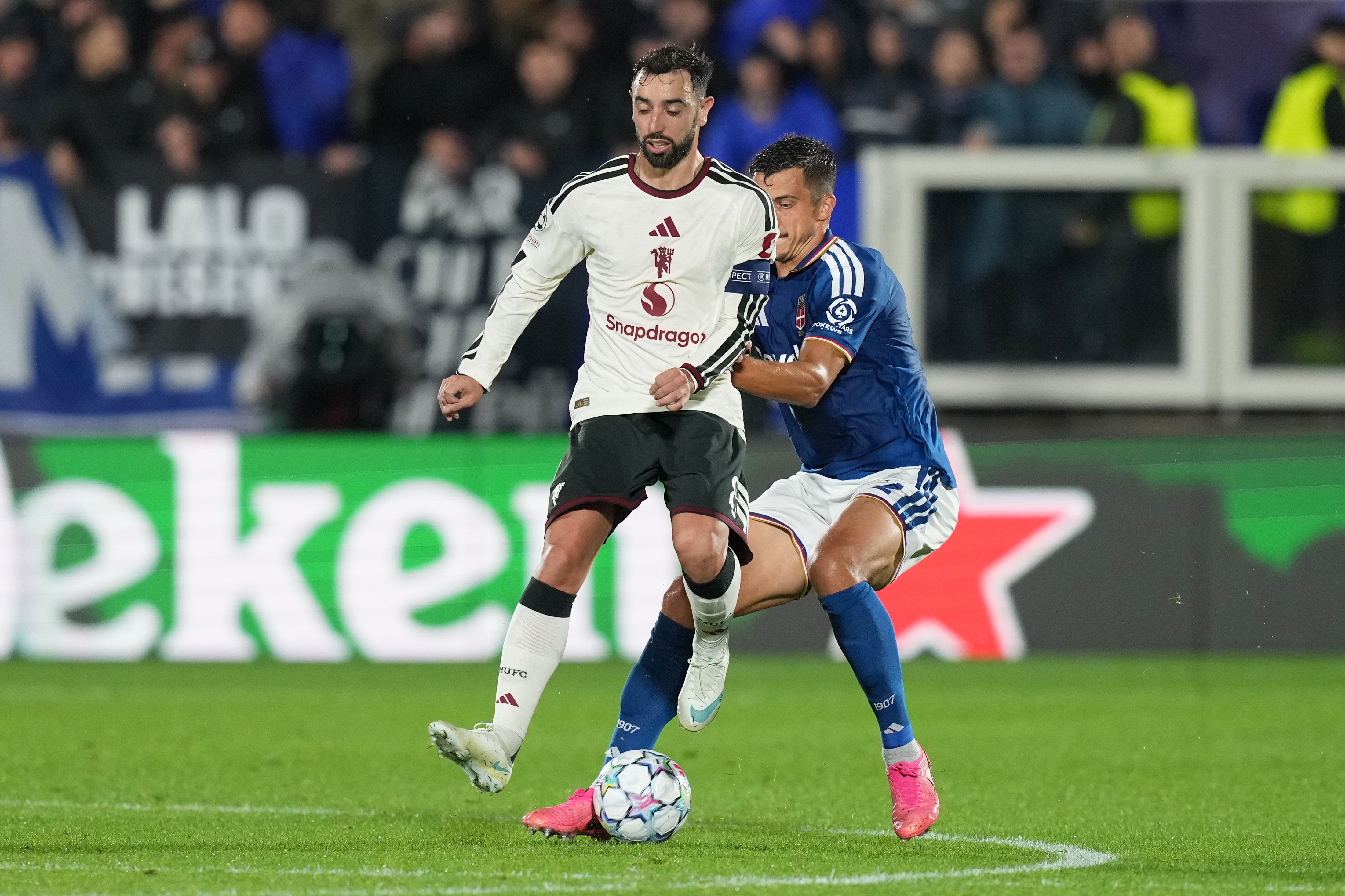 Manchester United-kaptein Bruno Fernandes benkes mot Bournemouth ...