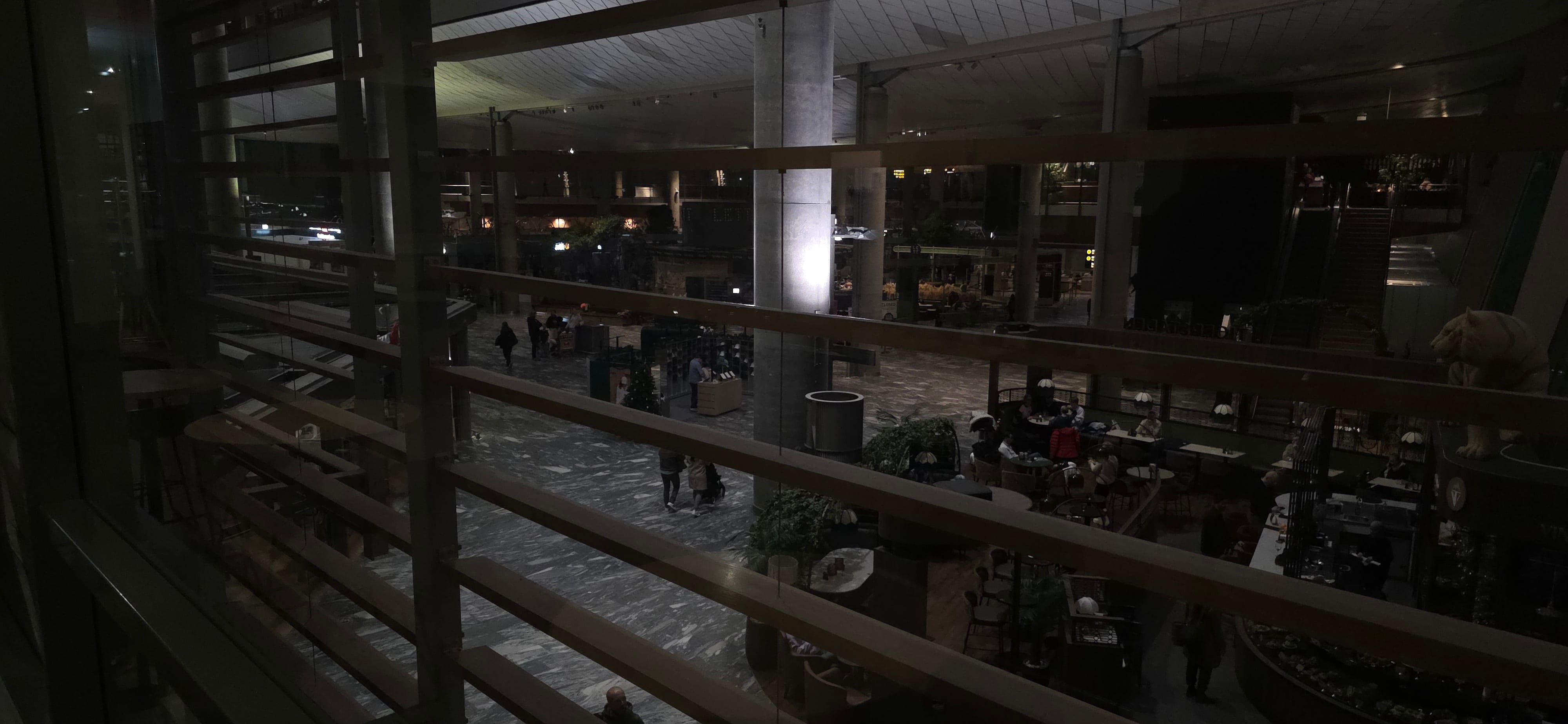 Titusenvis uten strøm. Her er Gardermoen mørklagt.