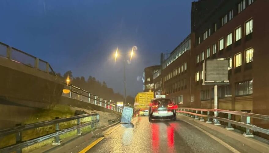 Advarer mot gjenstand i veibanen