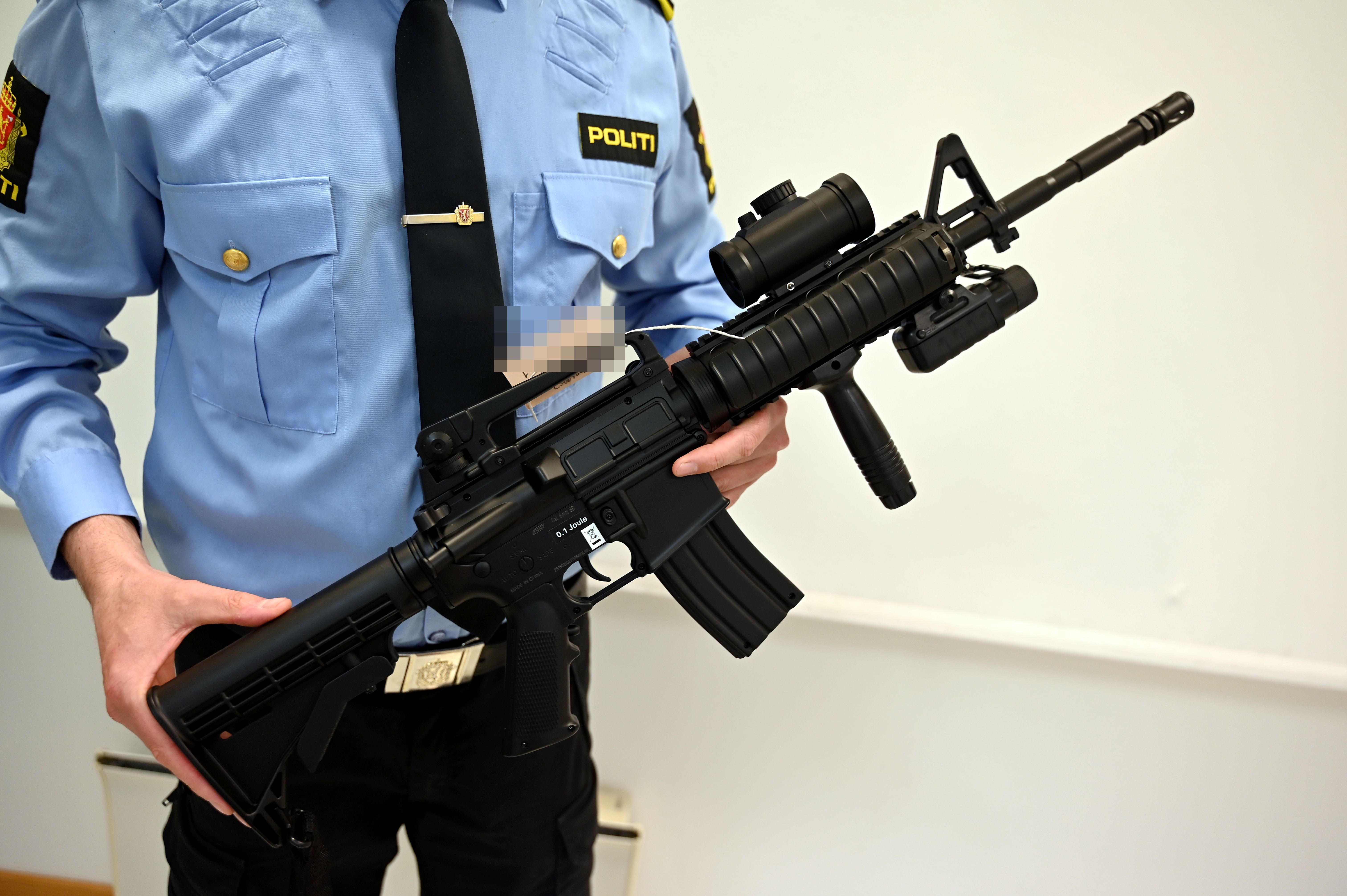 Folk ble bekymret da mannen poserte med våpen i sosiale medier ...