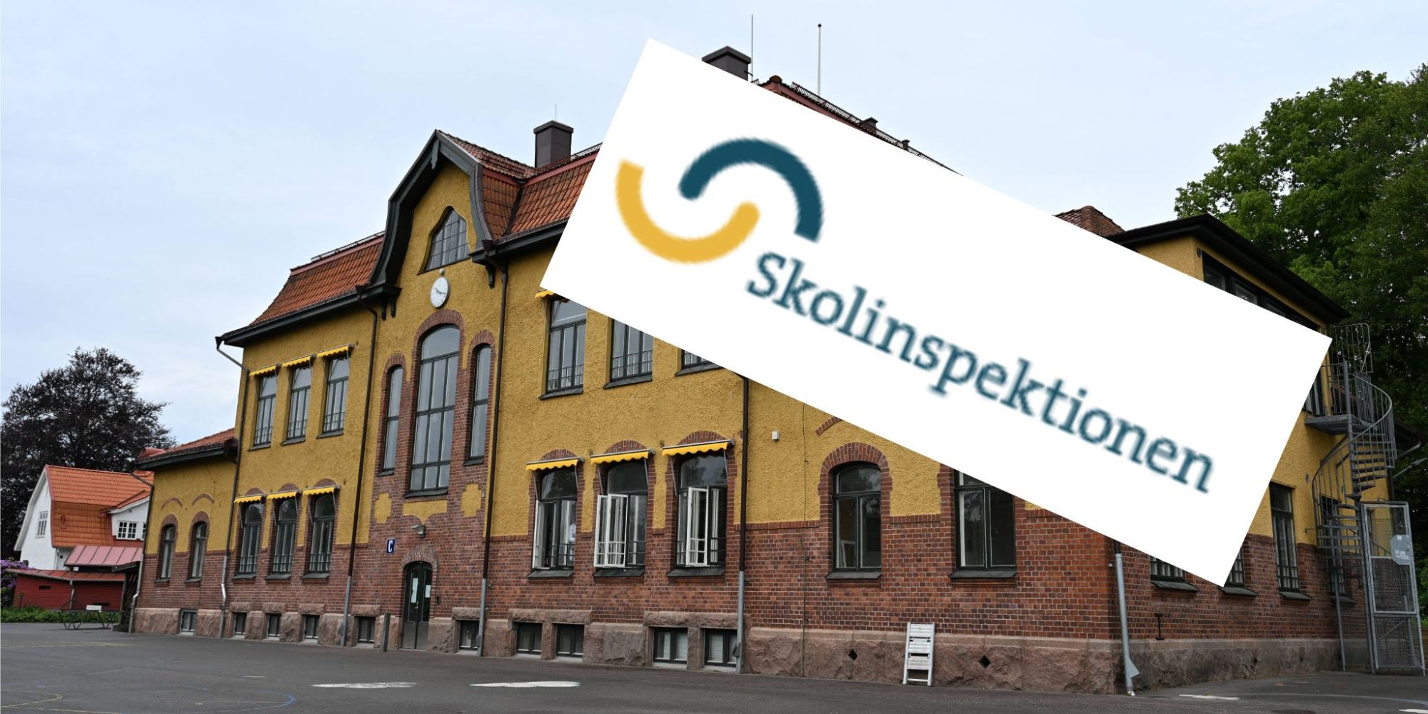 En skolbyggnad med Skolinspektionens logotyp inklippt framför.