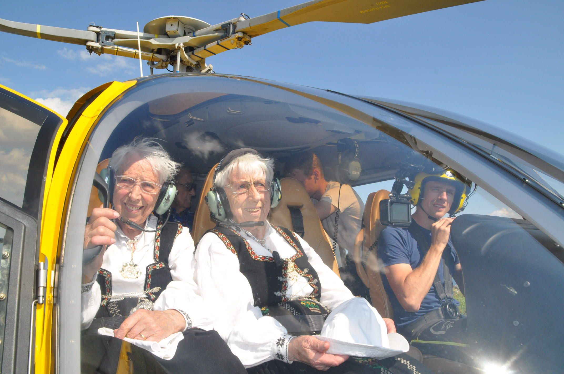 Signe (93) og Margit (92) blei møtt av folkefest på toppen - fjt.no