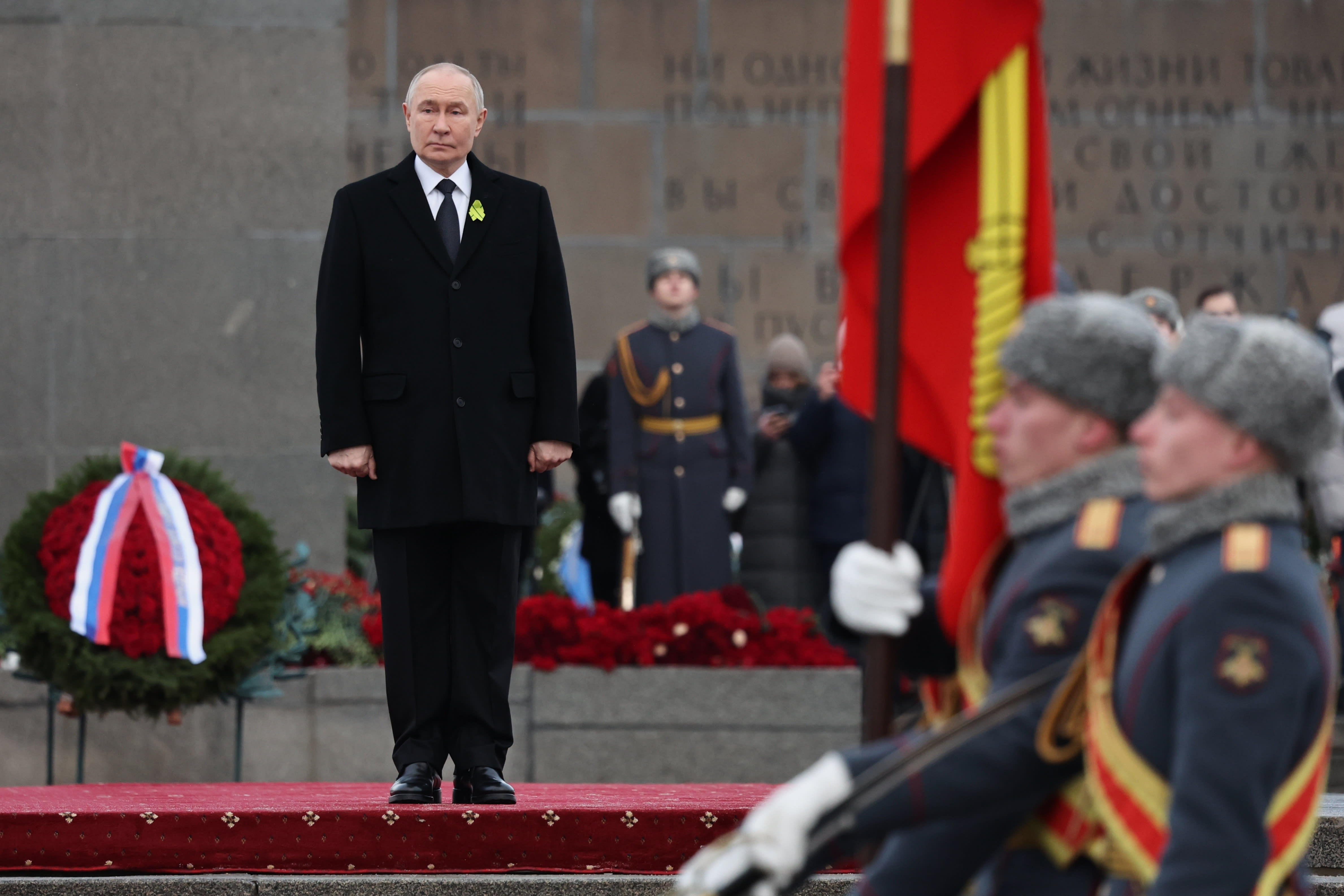M&aring;ling: Russere f&oslash;ler seg omringet av fiender