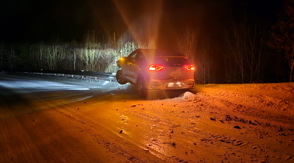 Kjørte av veien og ble stående oppå fender