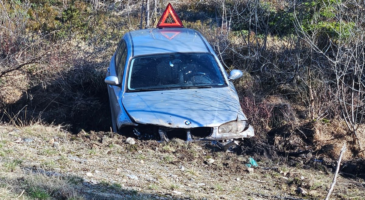 Bil i grøfta ved riksvei 9