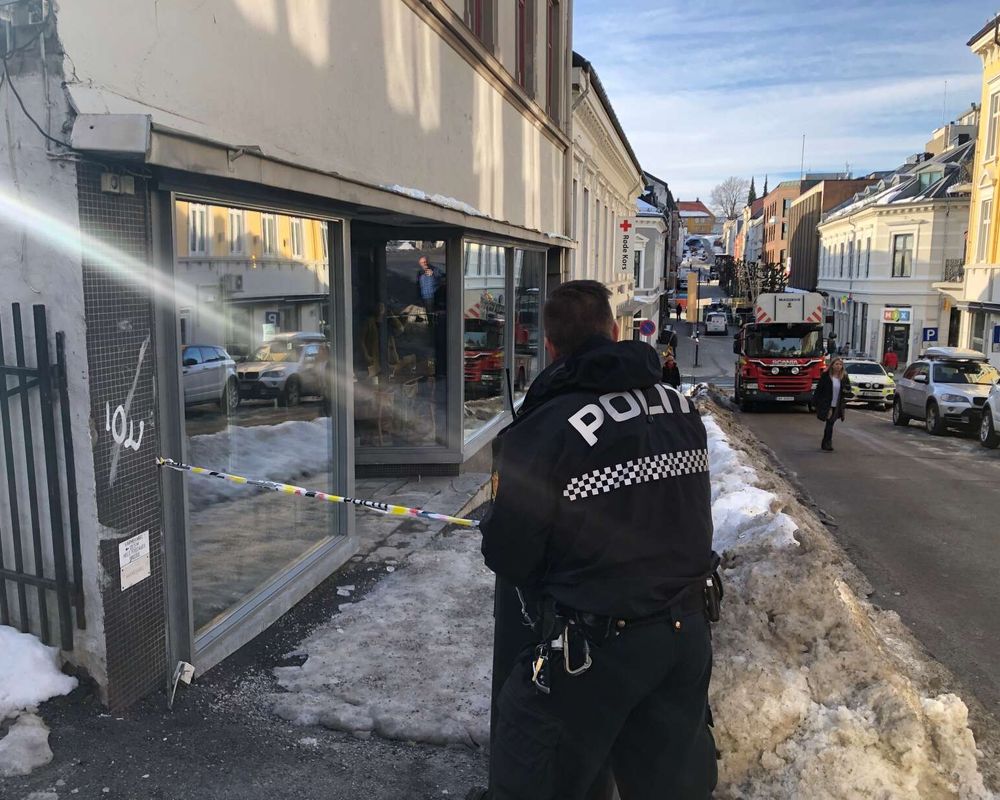 NÅ Politiet Sperrer Av Flere Fortau I Skien Sentrum For å Fjerne Istapper Vardenno