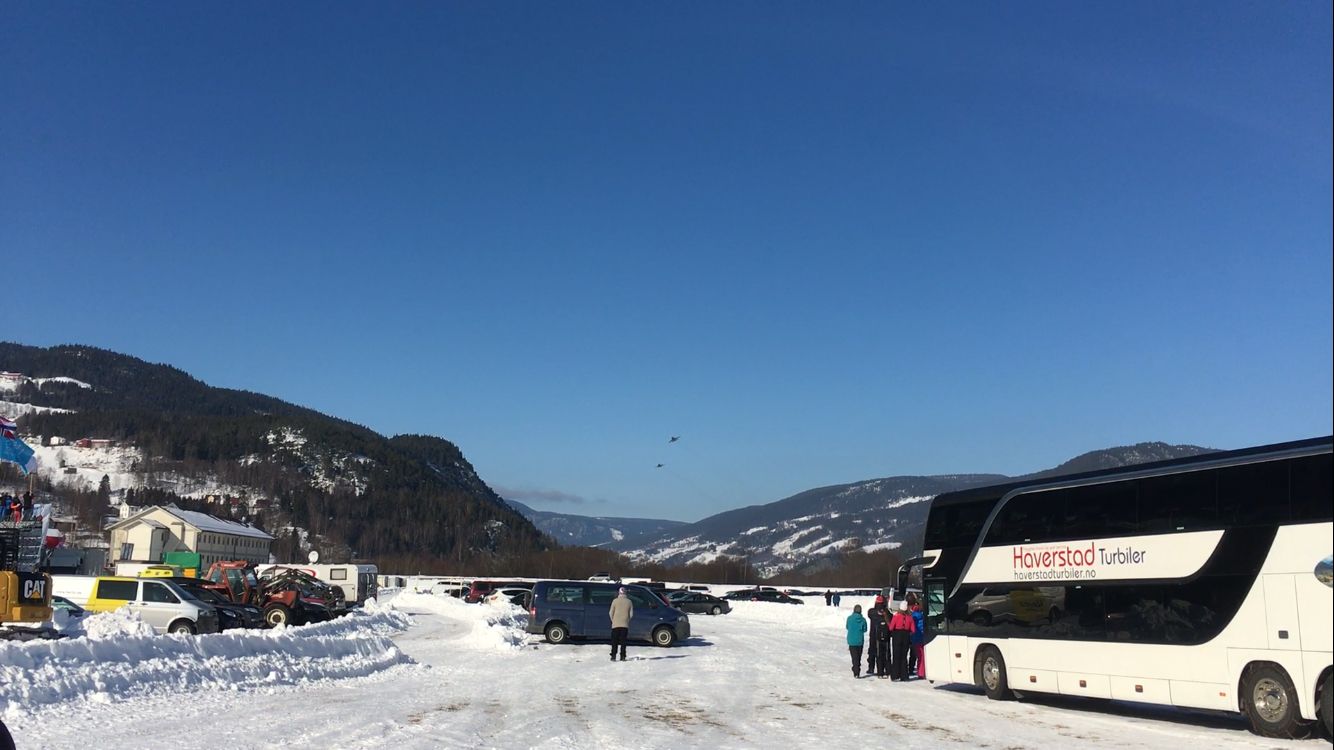 Midt i bildet ser vi de to flyene som kommer i lav høyde over målområdet i Kvitfjell.