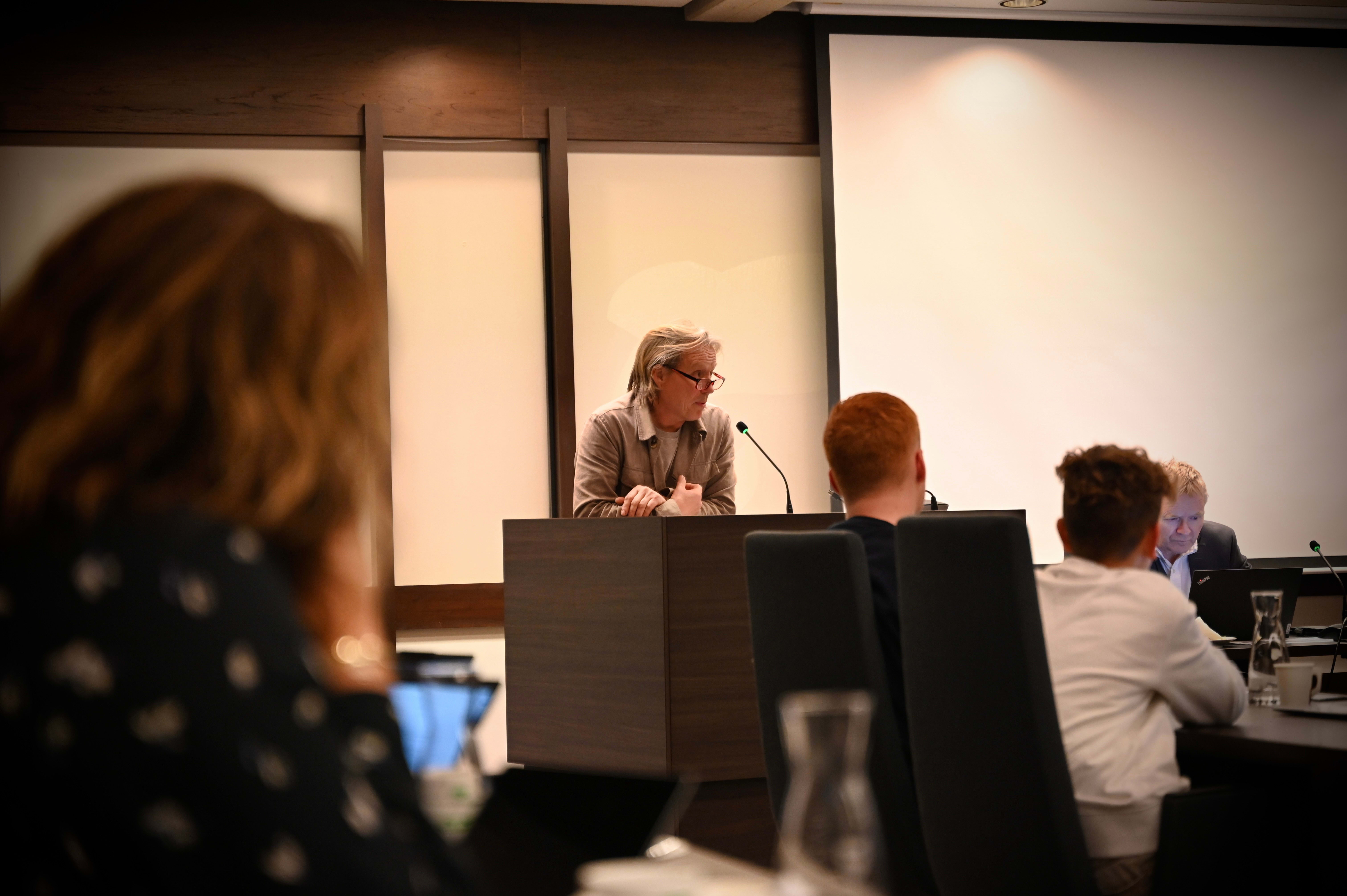 Overrasket over å bli stående alene om utred­ning av skole­struktur og eien­doms­skatt