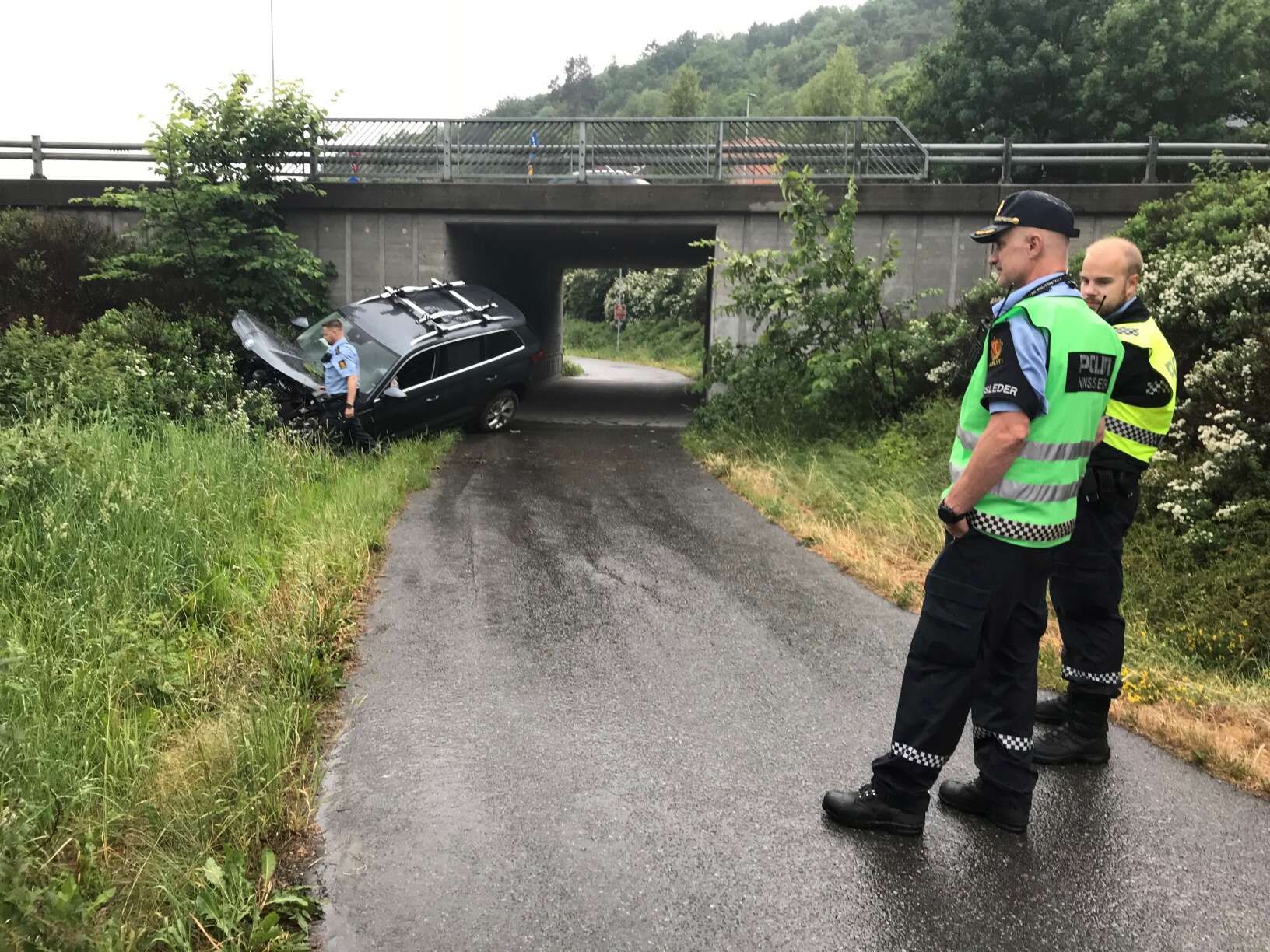 Kj rte Ut Av Veien Og Havnet P En Gangvei Fire Meter Nedenfor Varden no