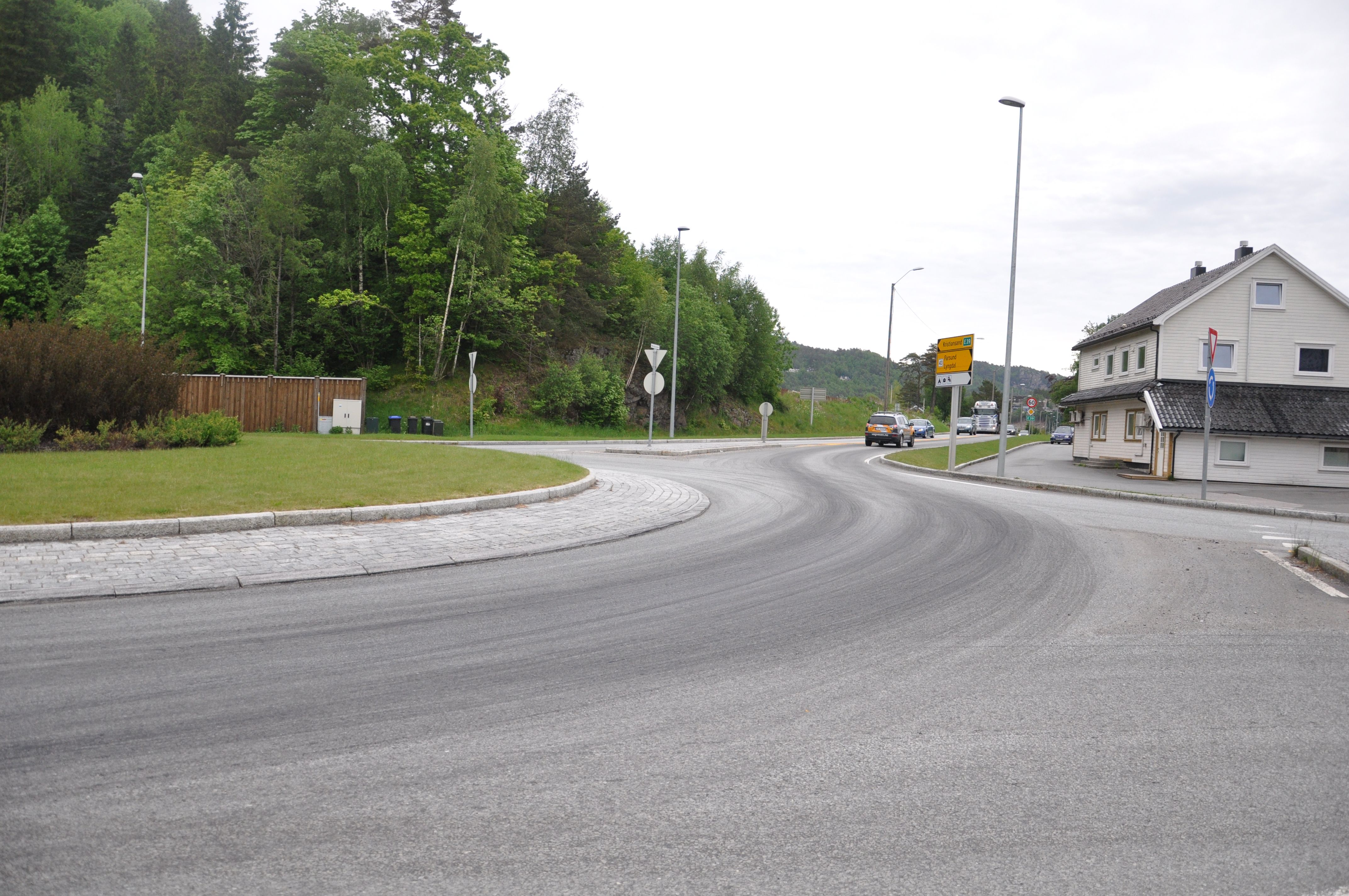 Tiltalt etter vill biljakt: Forsøkte å kjøre inn i politibil her