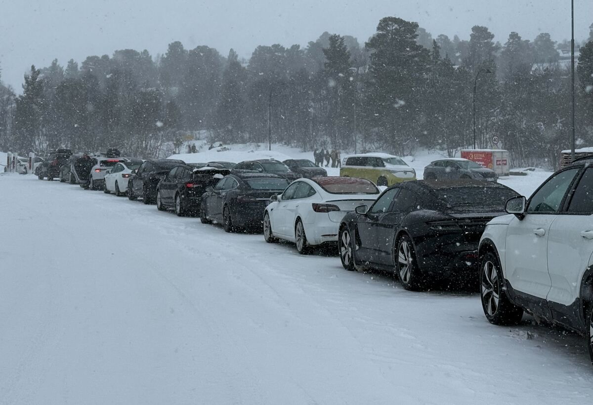 Her er det lang kø for å lade