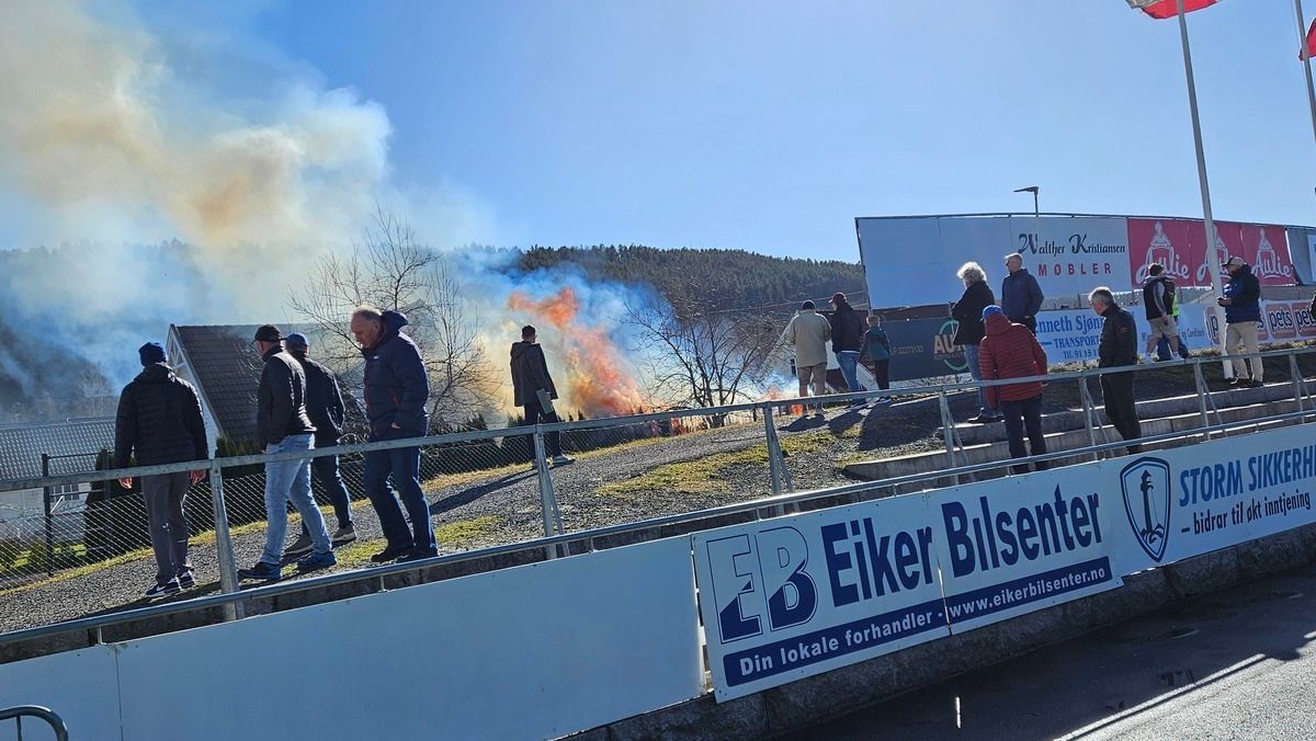 Fotballkamp ble stoppet etter brann. Publikum måtte forlate stadion.