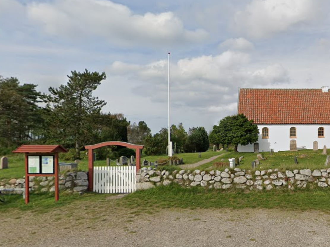 Politi­anmelder fulle, norske sykkel­turister for hærverk på kirke­gård