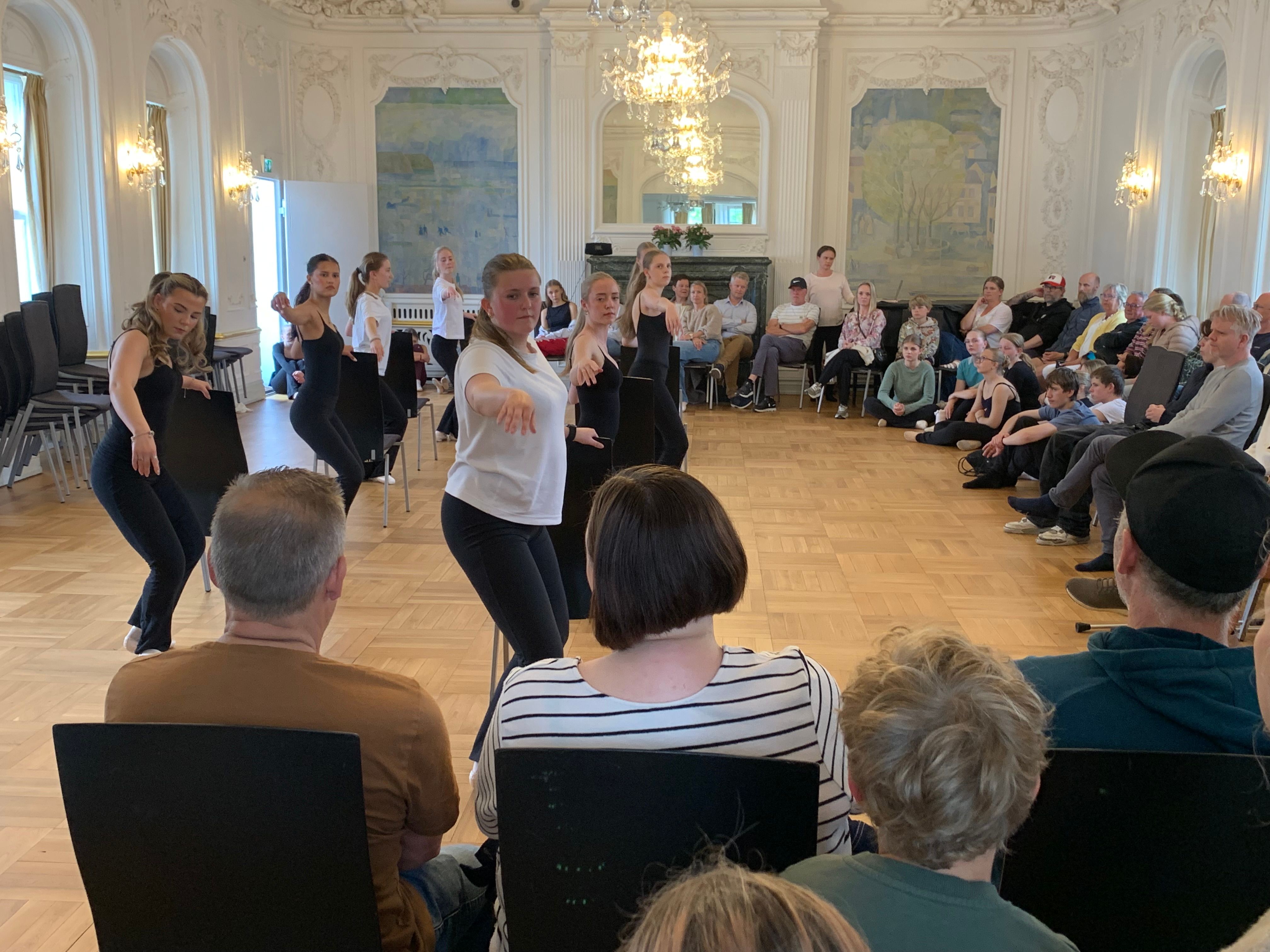 Dansere viste seg fram: – Jeg er veldig stolt av dem
