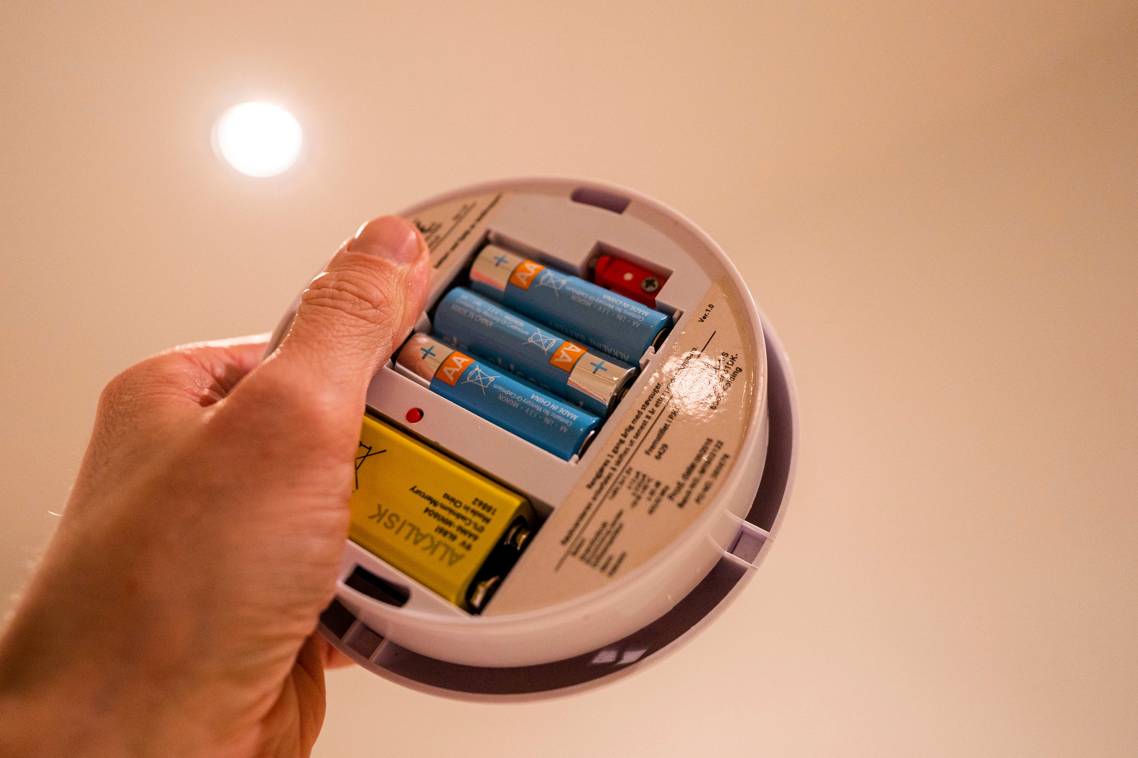 Dobbelt så mange dør i brann i desember – viktig å teste røykvars­leren