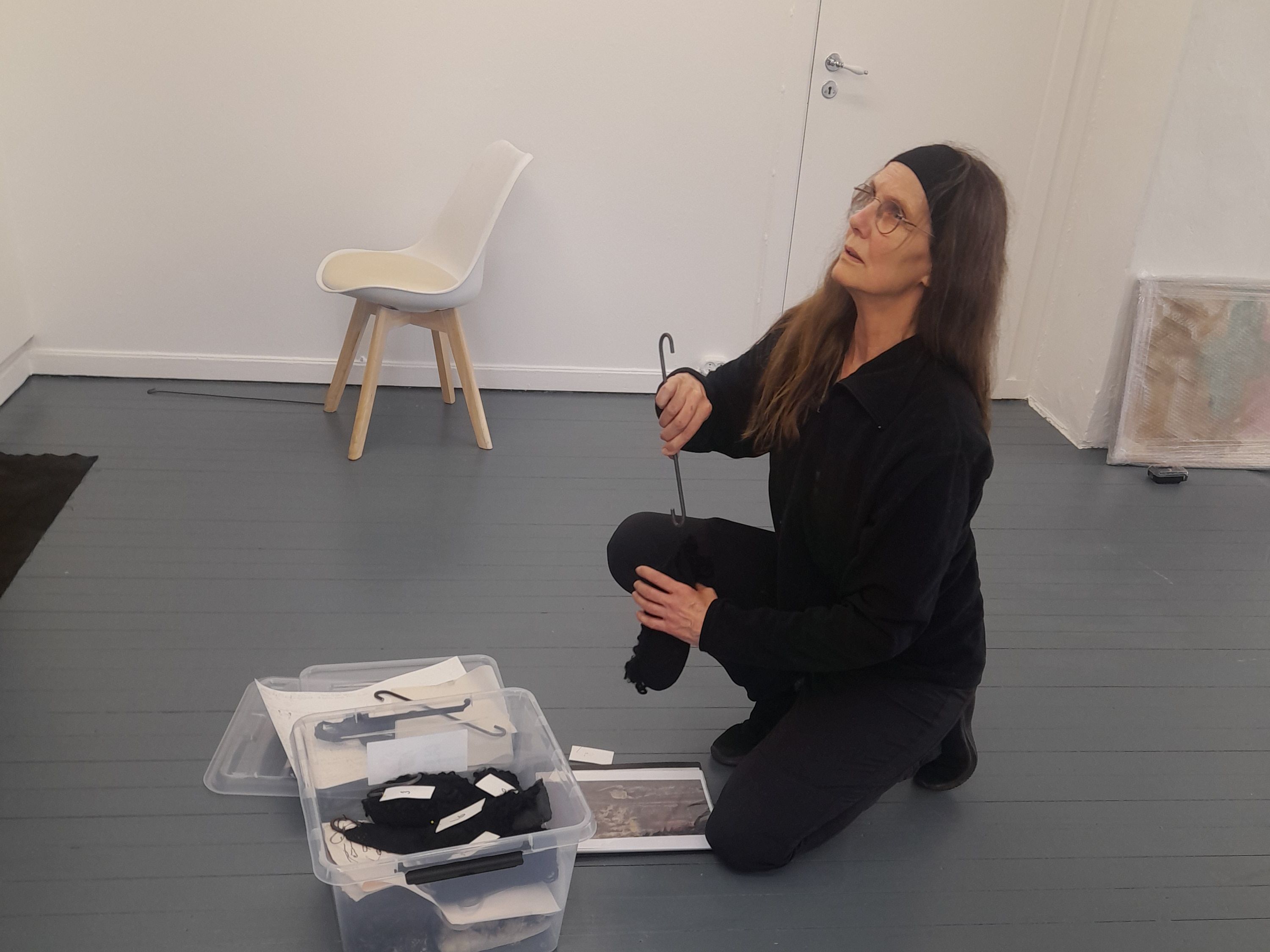 Hun stiller ut i lokalt galleri