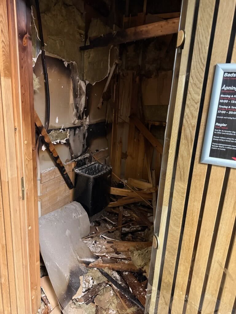 Total­skadet i brann: – Måtte brekke av treverk og paneler