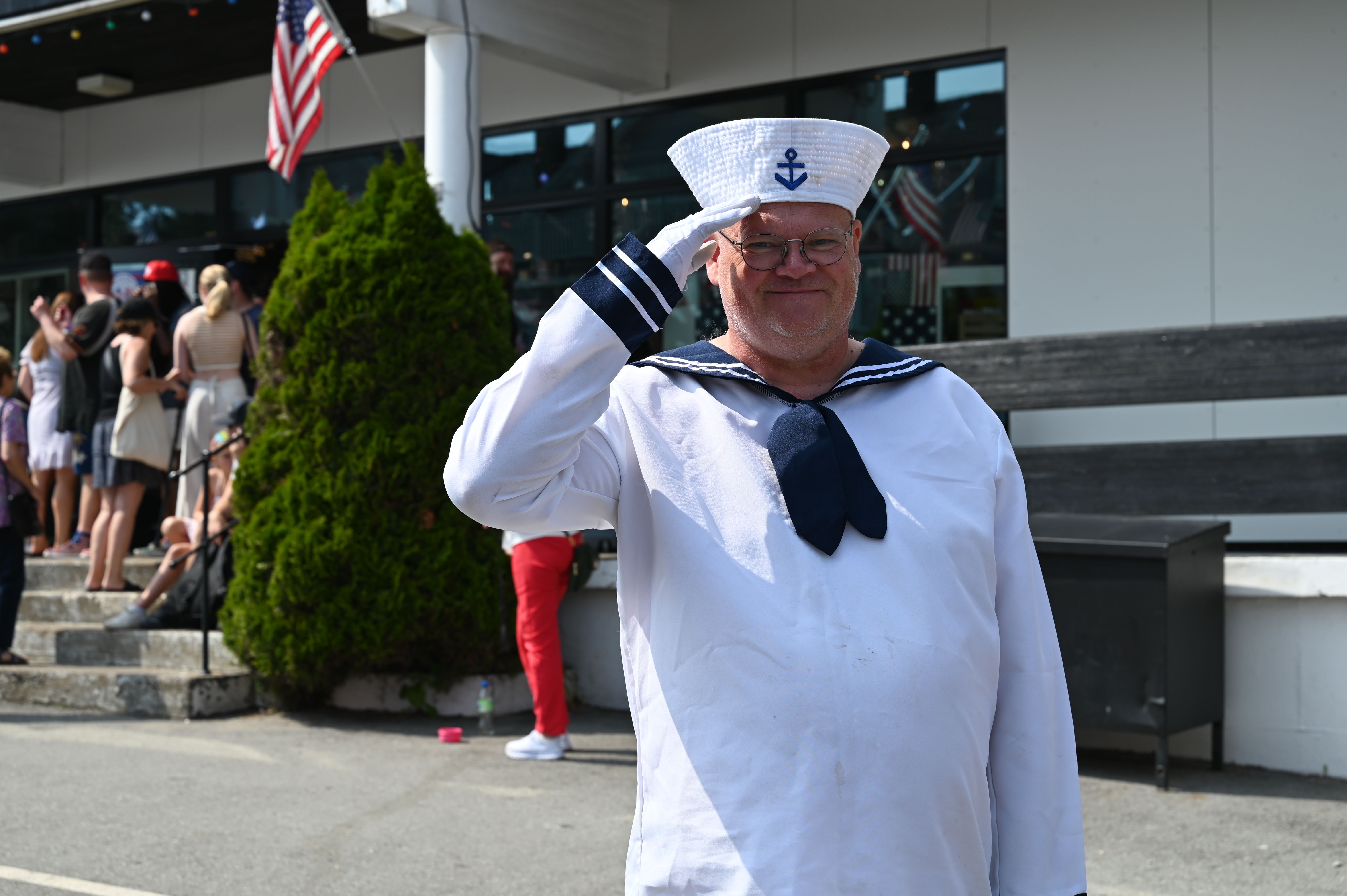 Stilte i matrosdress på American Festival