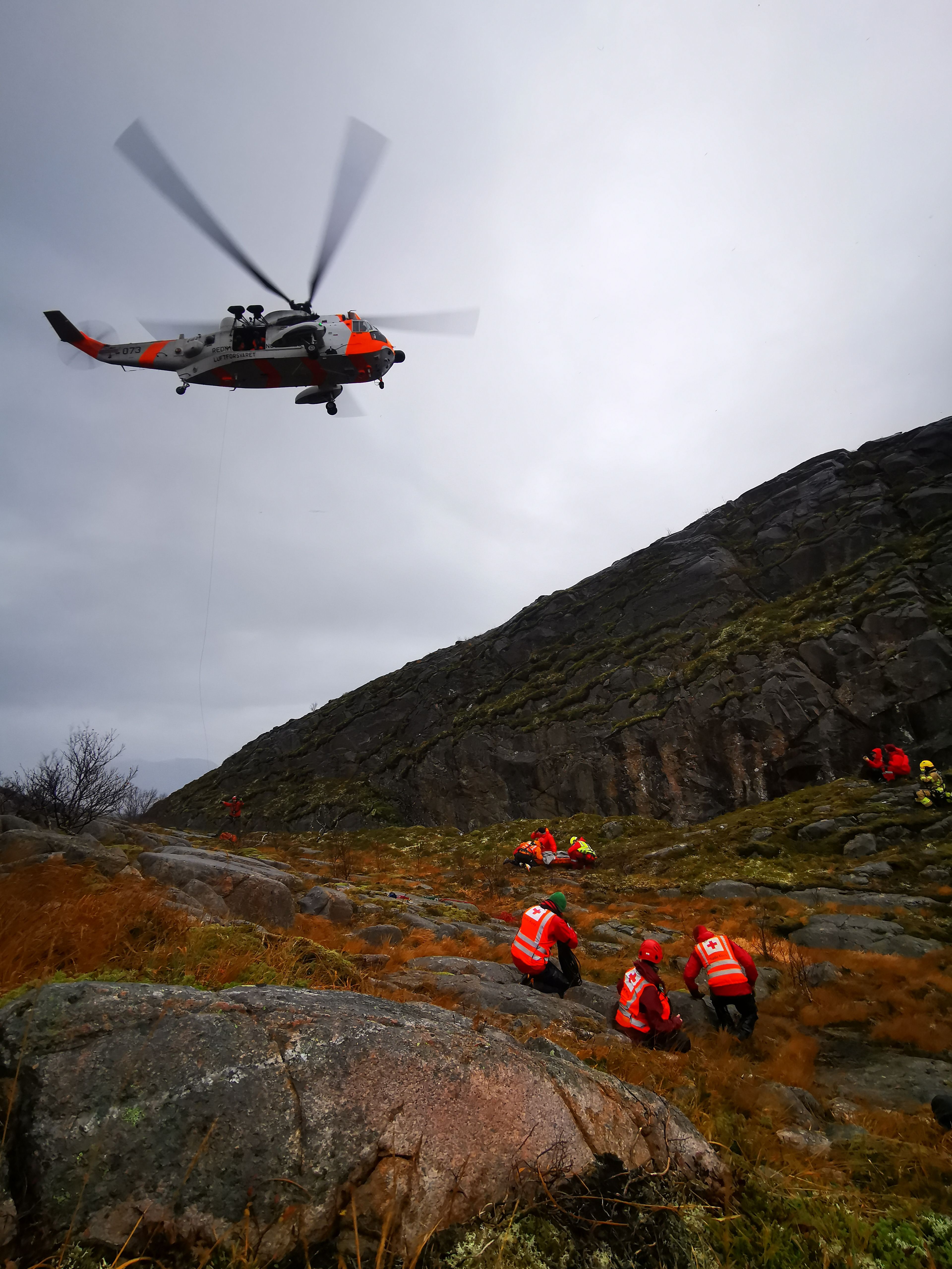Her reddes mannen opp med Sea King og Røde Kors fjellredningsgruppe