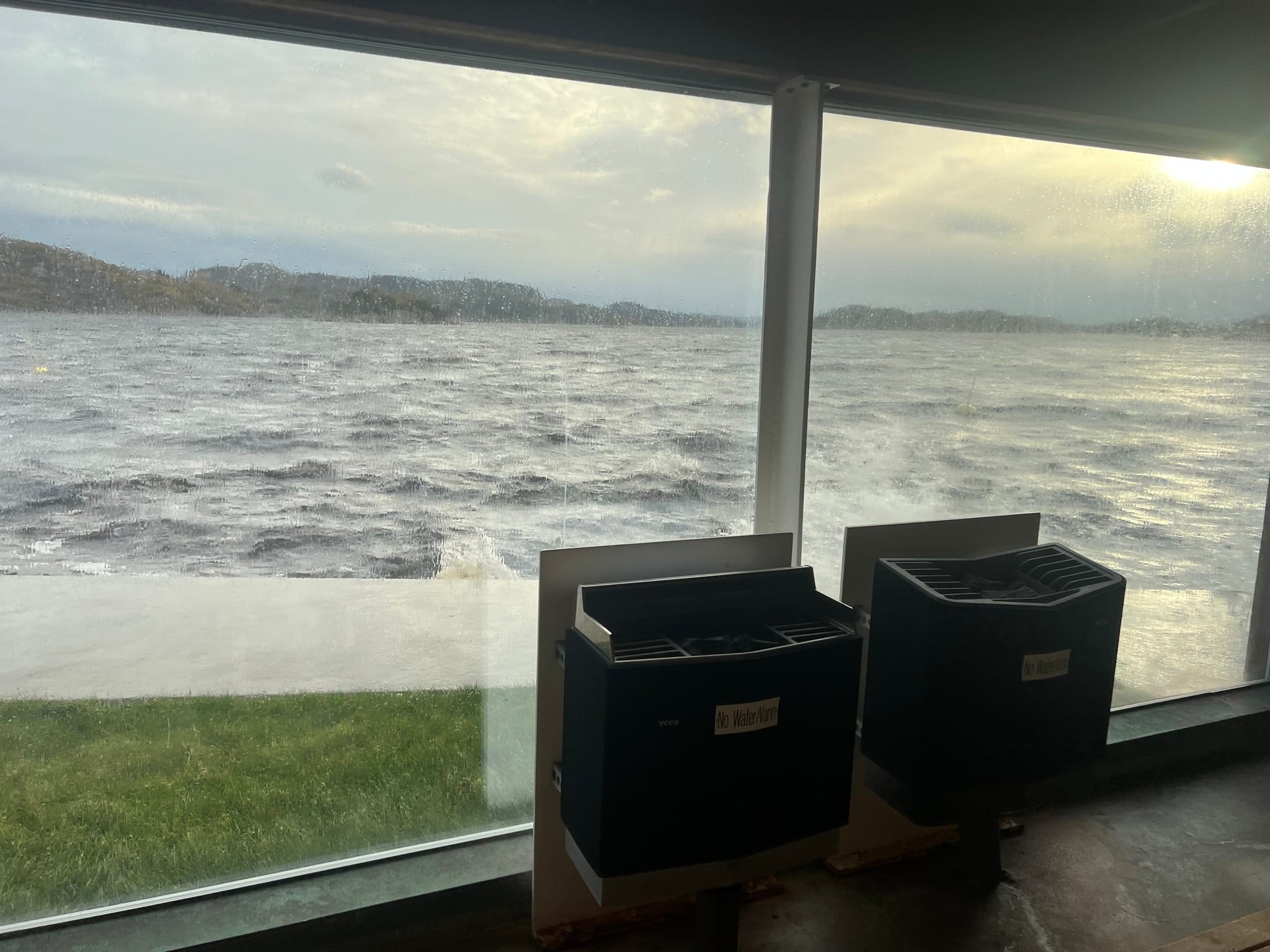 Ber folk slutte å «drukne» badstue­ovnen: – Folk gir blaffen