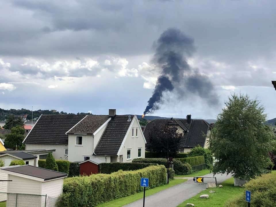 Derfor veltet det tykk, sort røyk ut av fabrikken - varden.no