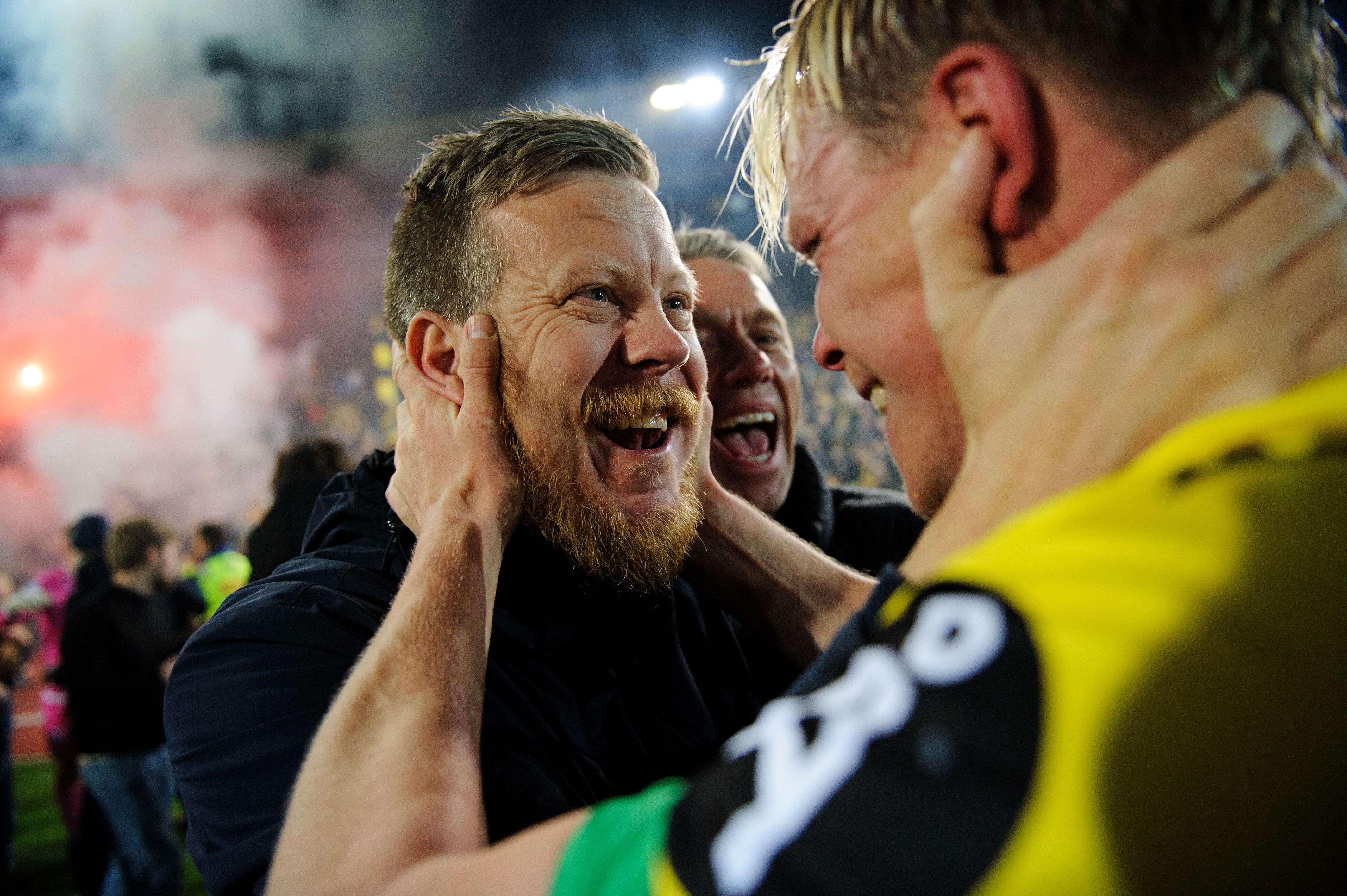 Se opprykk­sfes­ten i Kris­tian­sand. Vi sender direkte når spil­lerne ankom­mer.
