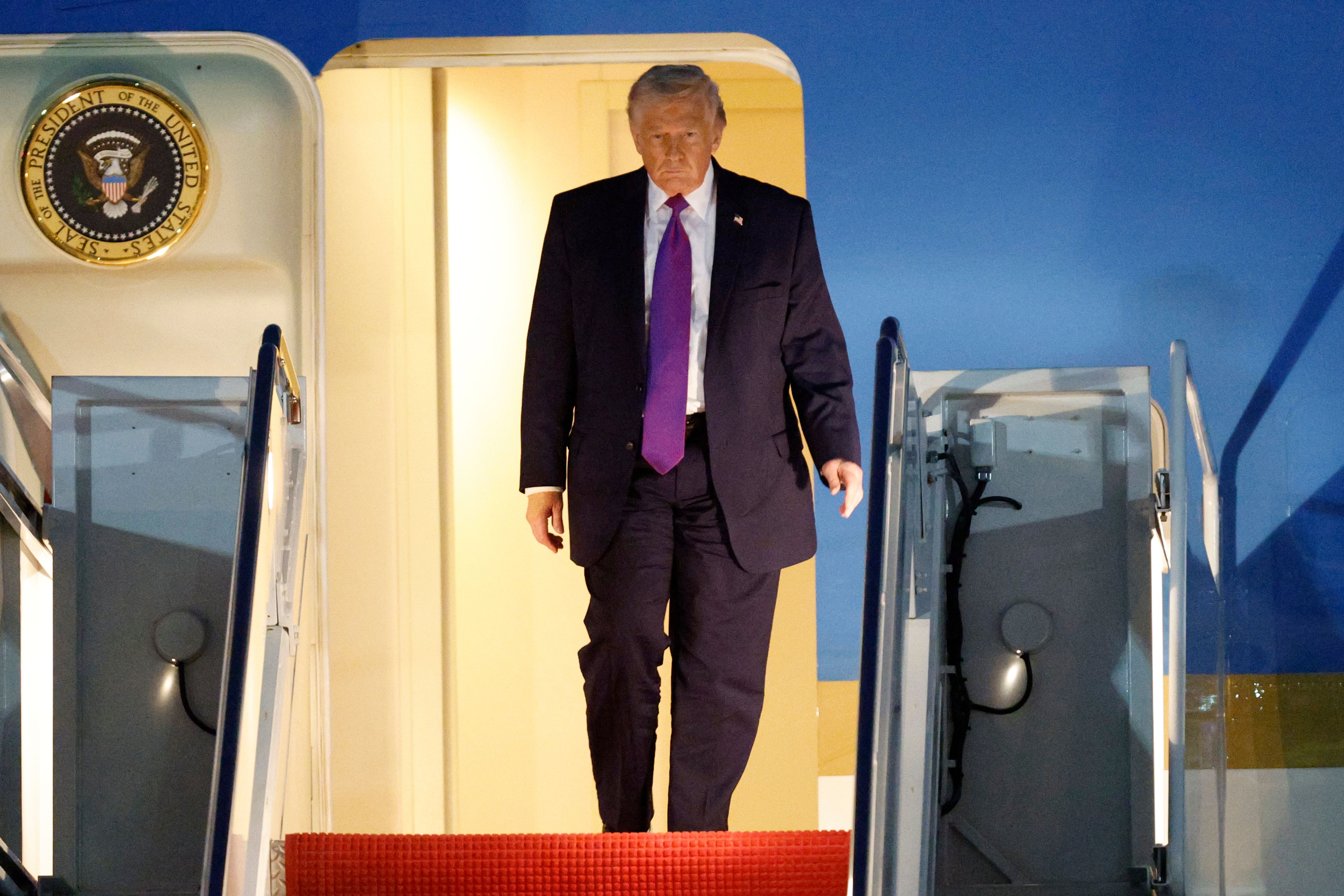 Trump: &Aring; stoppe Iran er viktigere enn oljeprisen