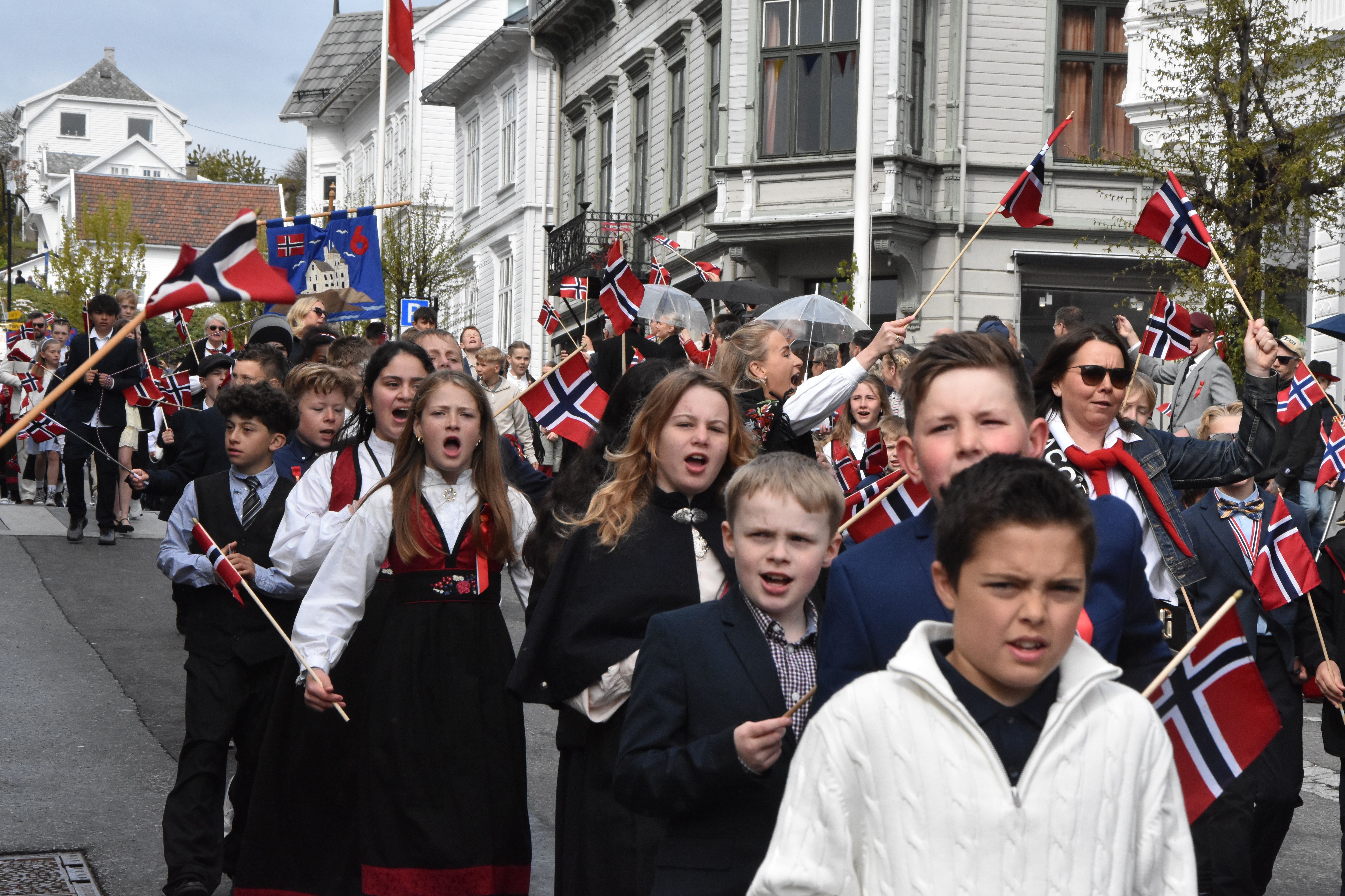 Se video av hele barnetoget i Farsund her!