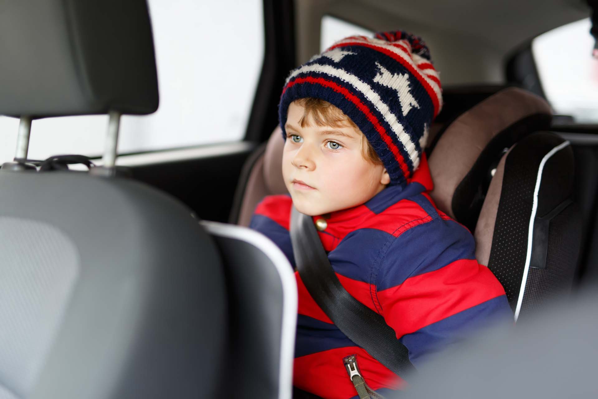 Har du tykk vinter­jakke på deg når du kjører bil? Forsik­rings­sel­ska­pet har et klart råd.