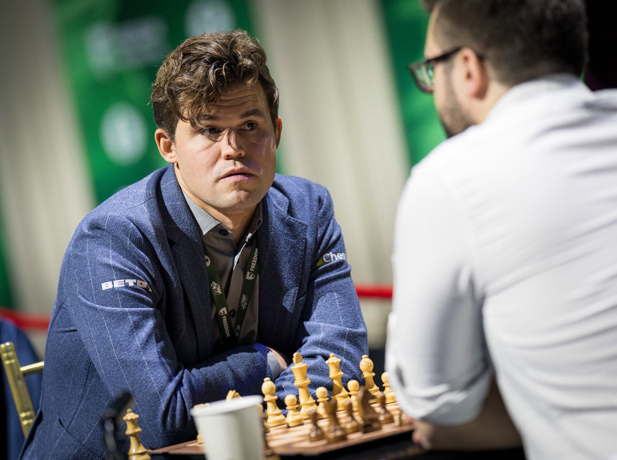 Her bryter Magnus Carlsen reglene. Ser du hvorfor?
