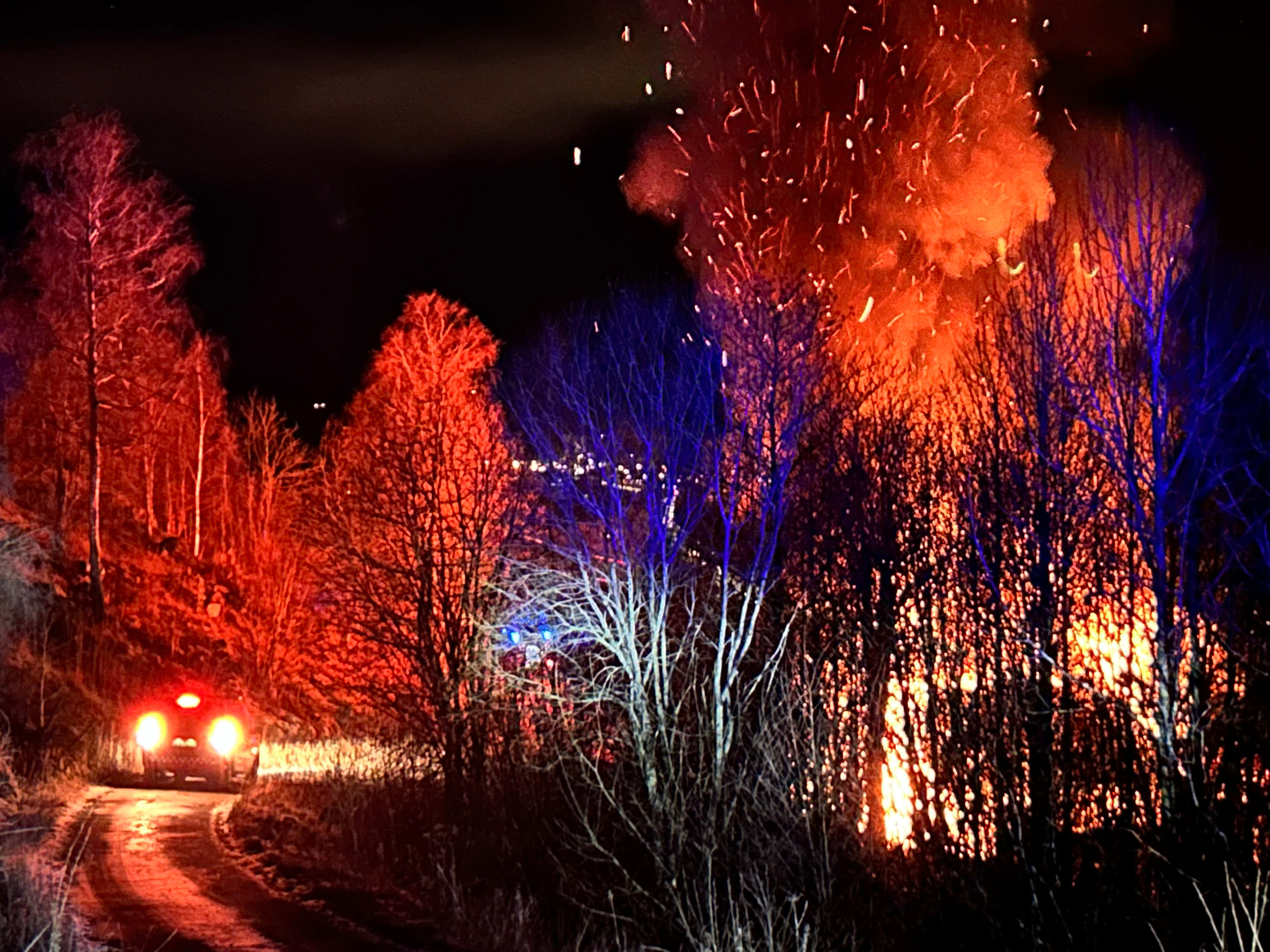 Kraftig brann – har opprettet sikker­hets­sone