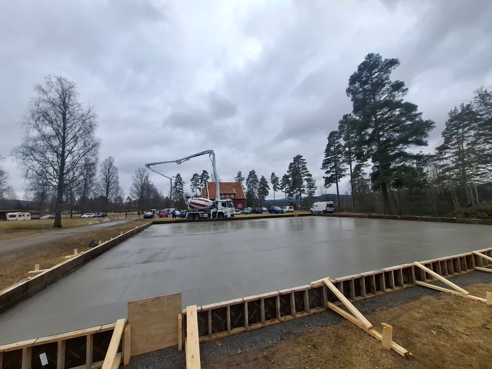 Dette er forbudt på offentlig vei. Her bygger de egen bane.