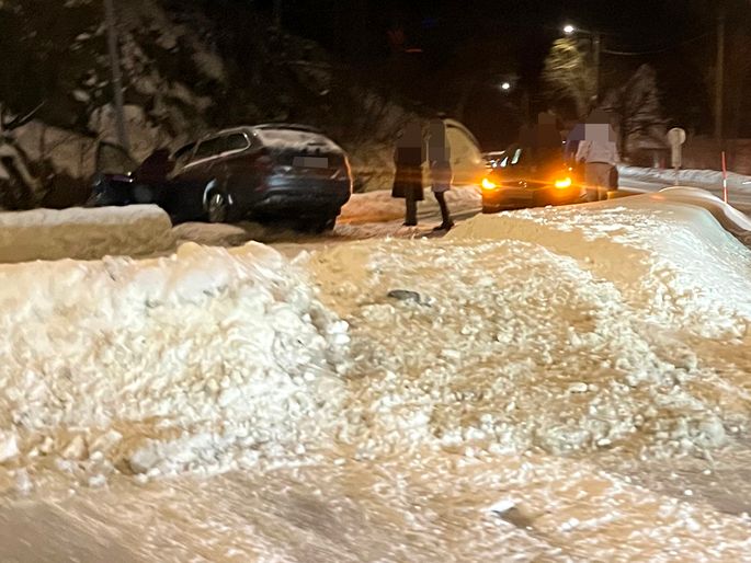 Kjørte rett over rundkjøring og krasjet