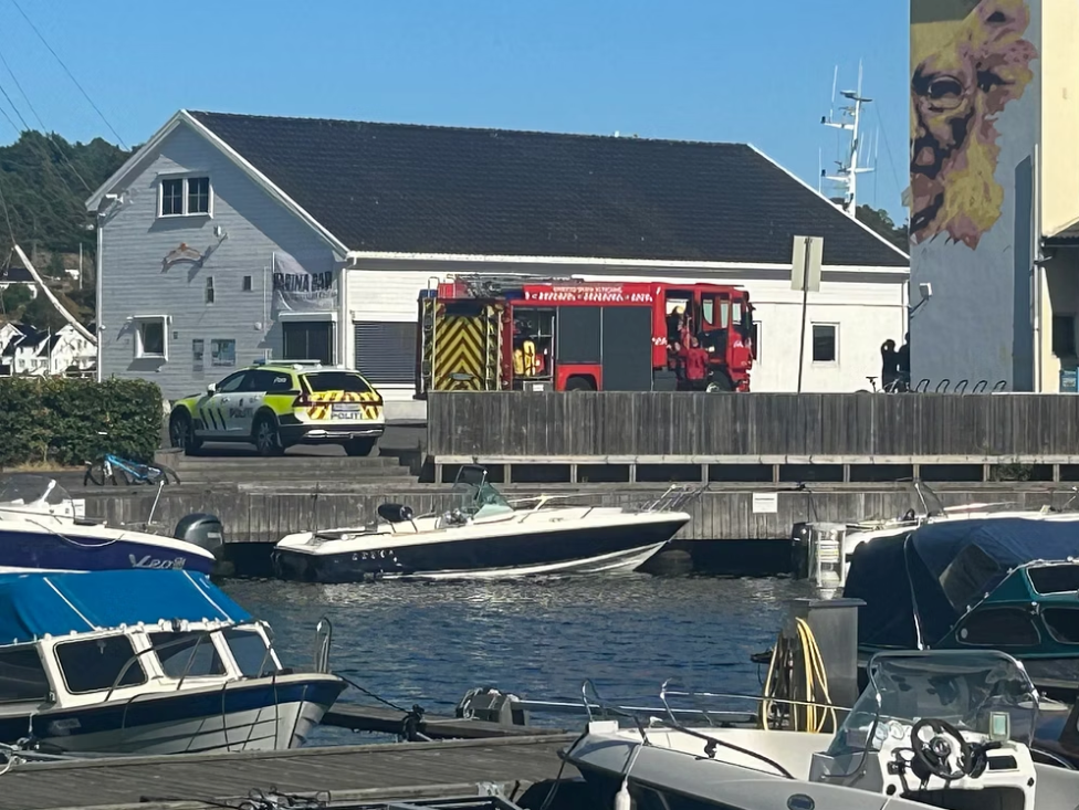 Person måtte reddes etter to forlis – lå i vannet i én time