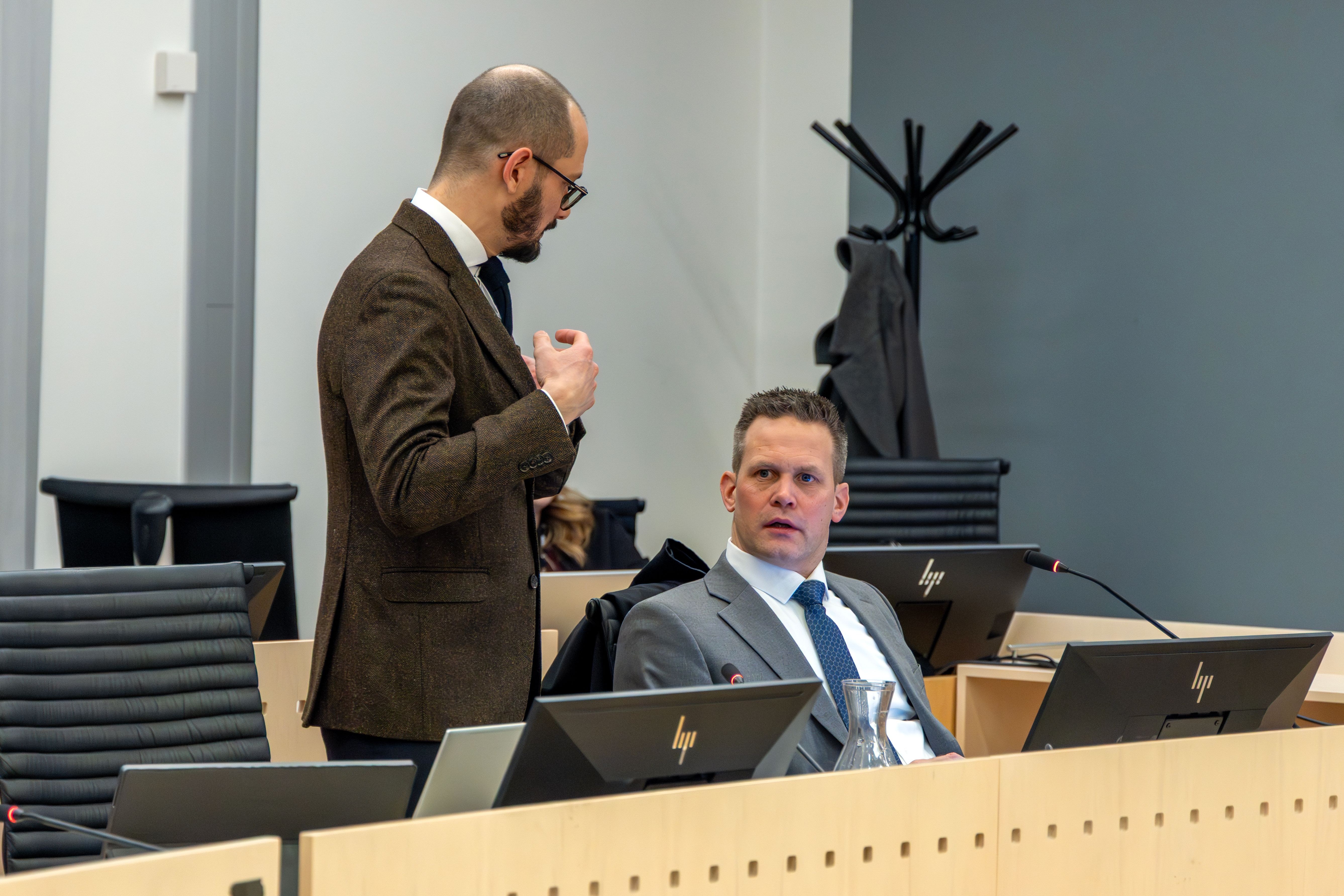 Det virker som de vil tegne et bilde av en mann som ustoppelig jakter på sex