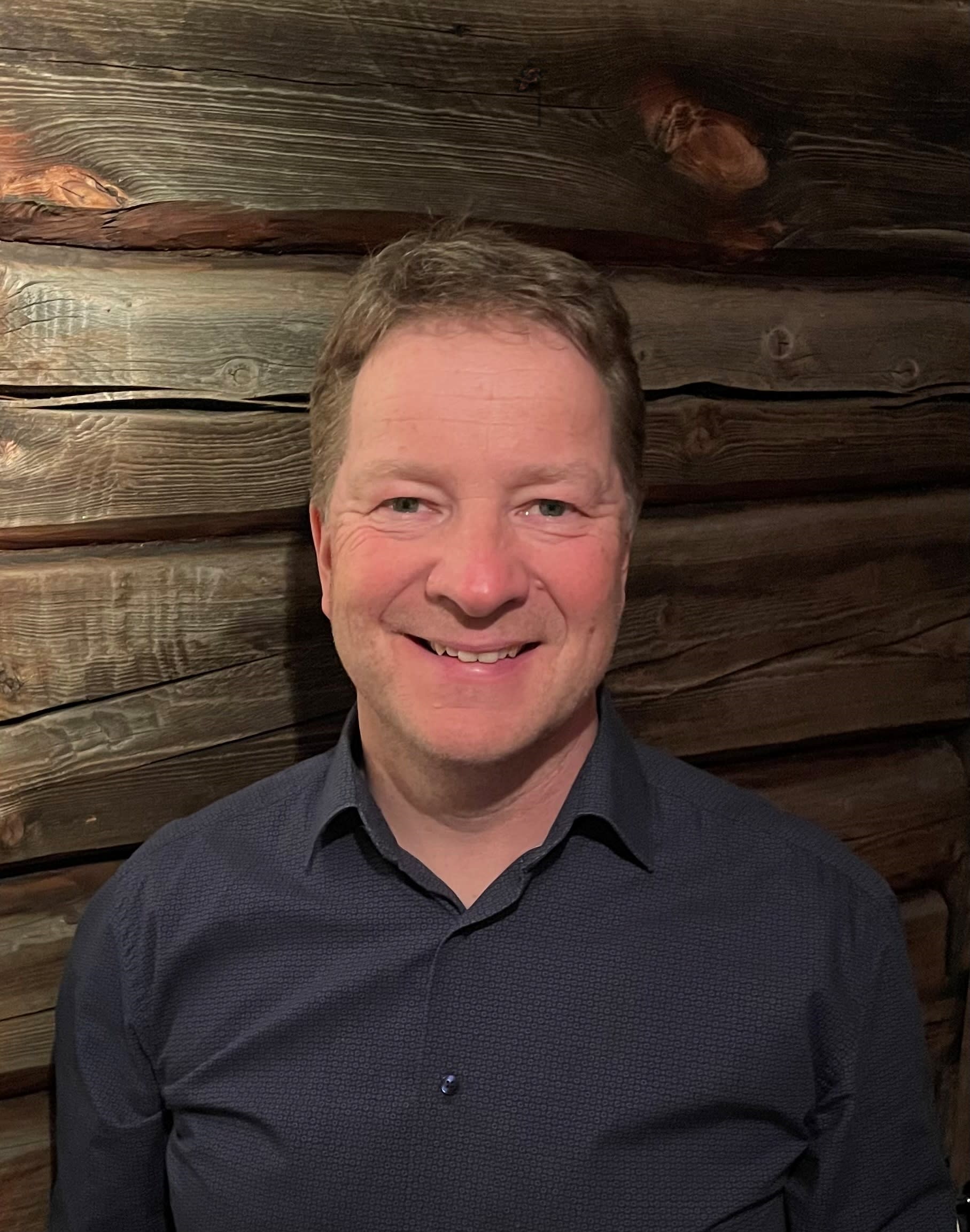 Arnstein er en familiemann med mange interesser. Samtidig leder han