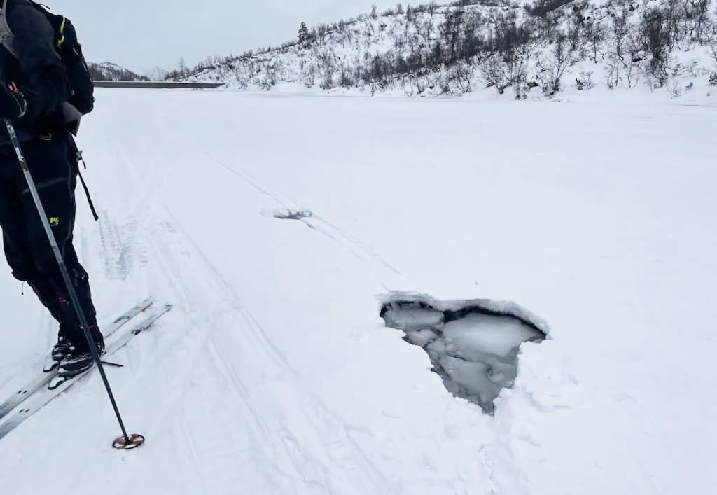 Skigåer gikk gjennom isen: – Tar det på største alvor