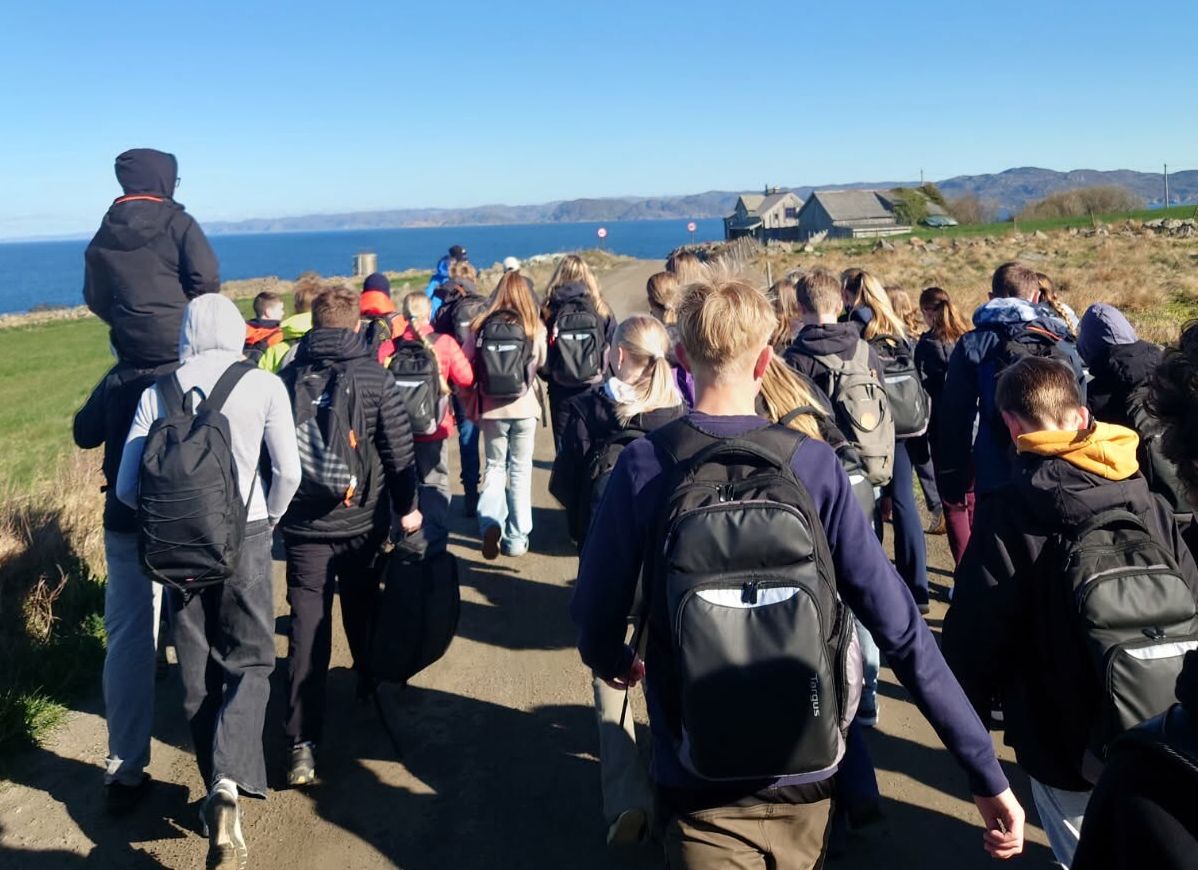 Tar årlig med seg 8. klassingene ut på tur i mai