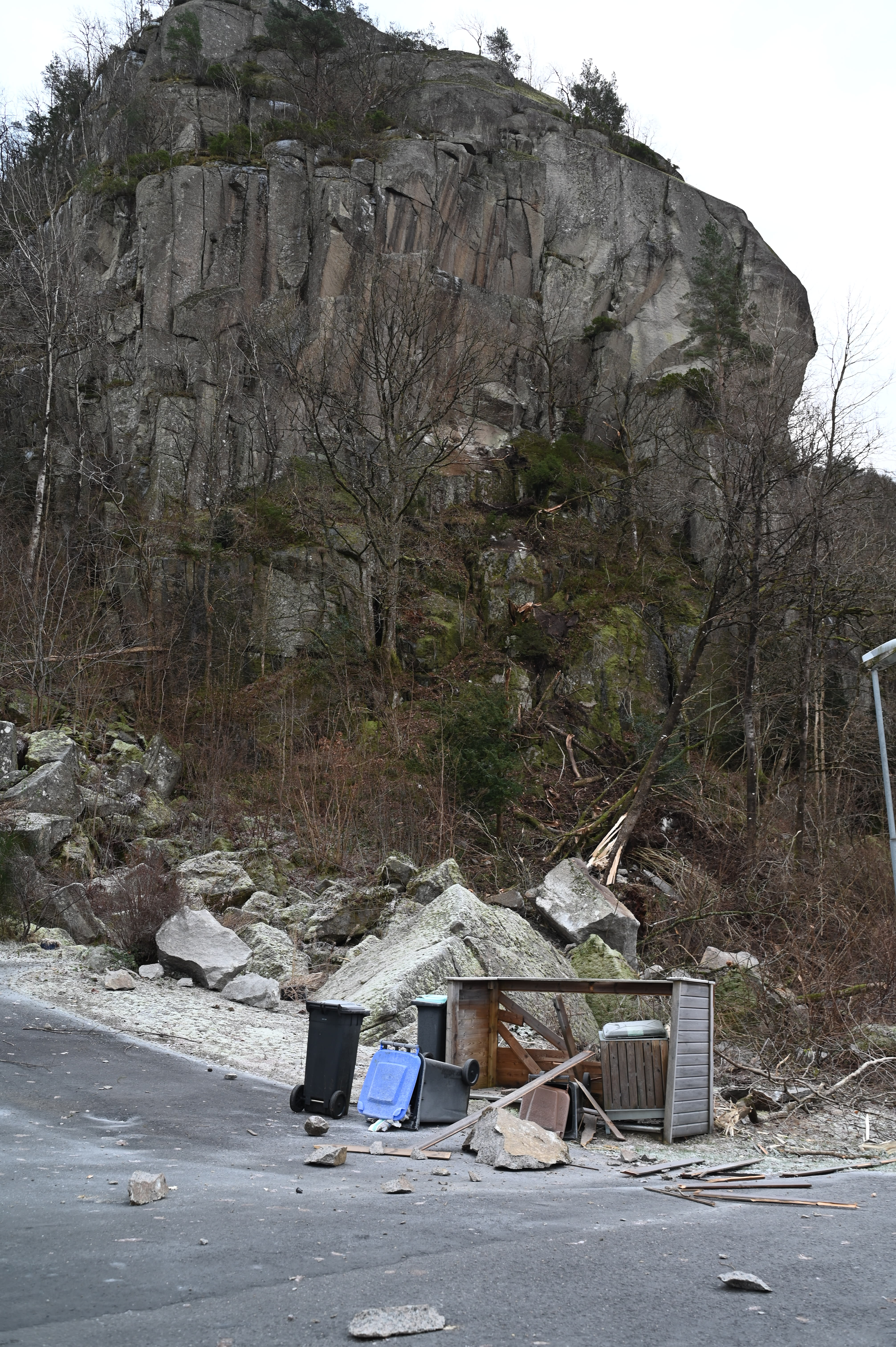 Sperrer av område: - Usikre på om det kan være fare for nye ras