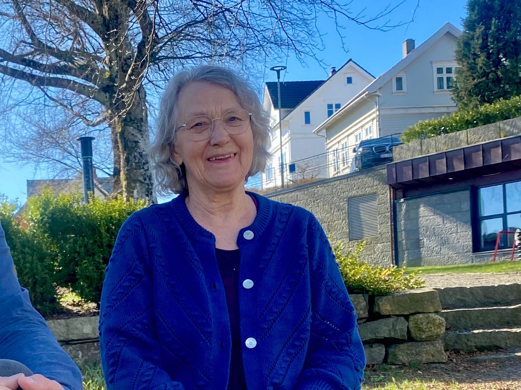 Bestemor og barnebarn står sammen på scenen: – Vi gleder oss