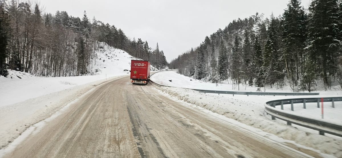 Trailer har kjørt seg fast