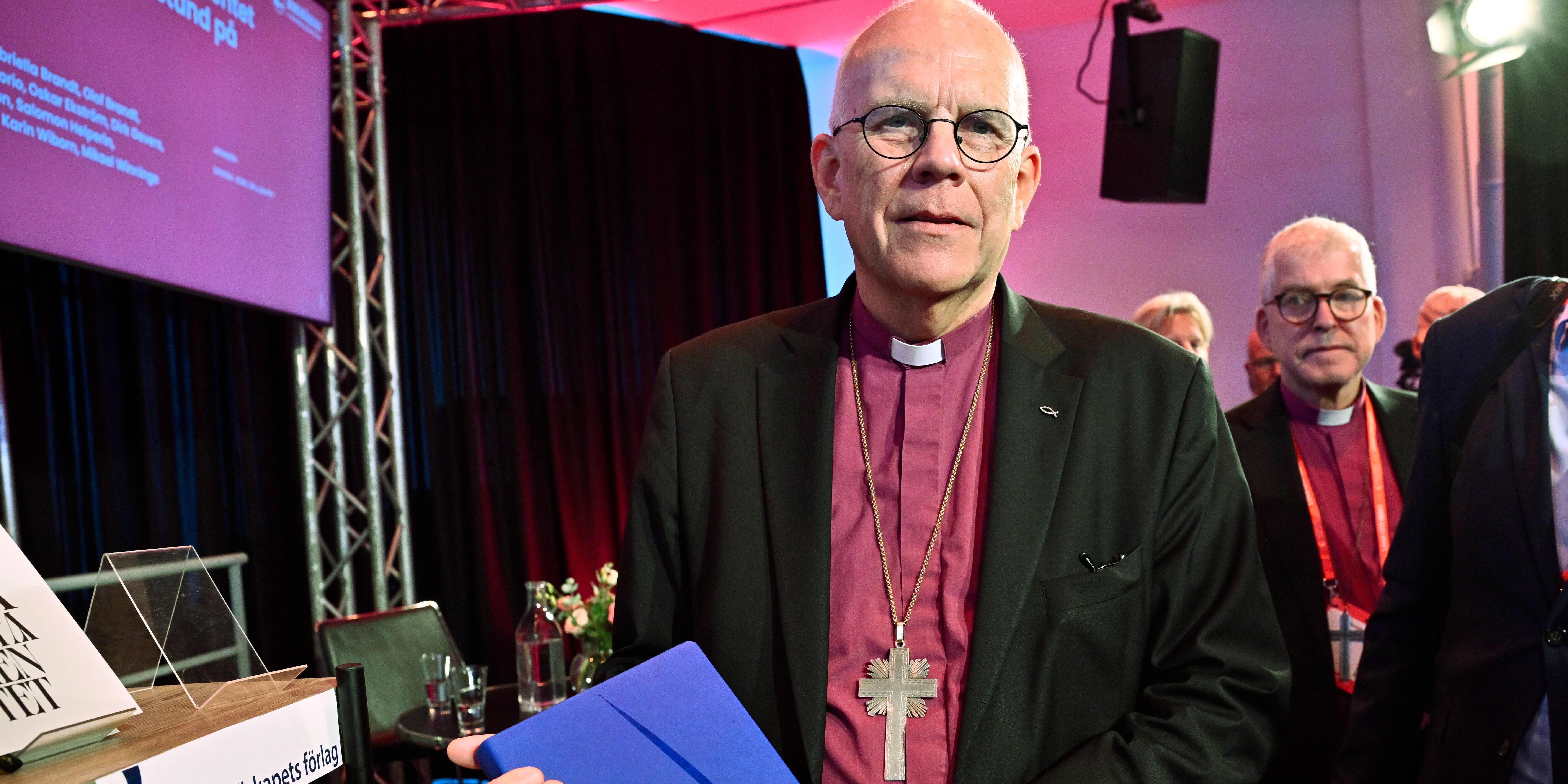 Ärkebiskop Martin Modéus Martin håller i den nya svenska översättningen av Nya testamentet.
