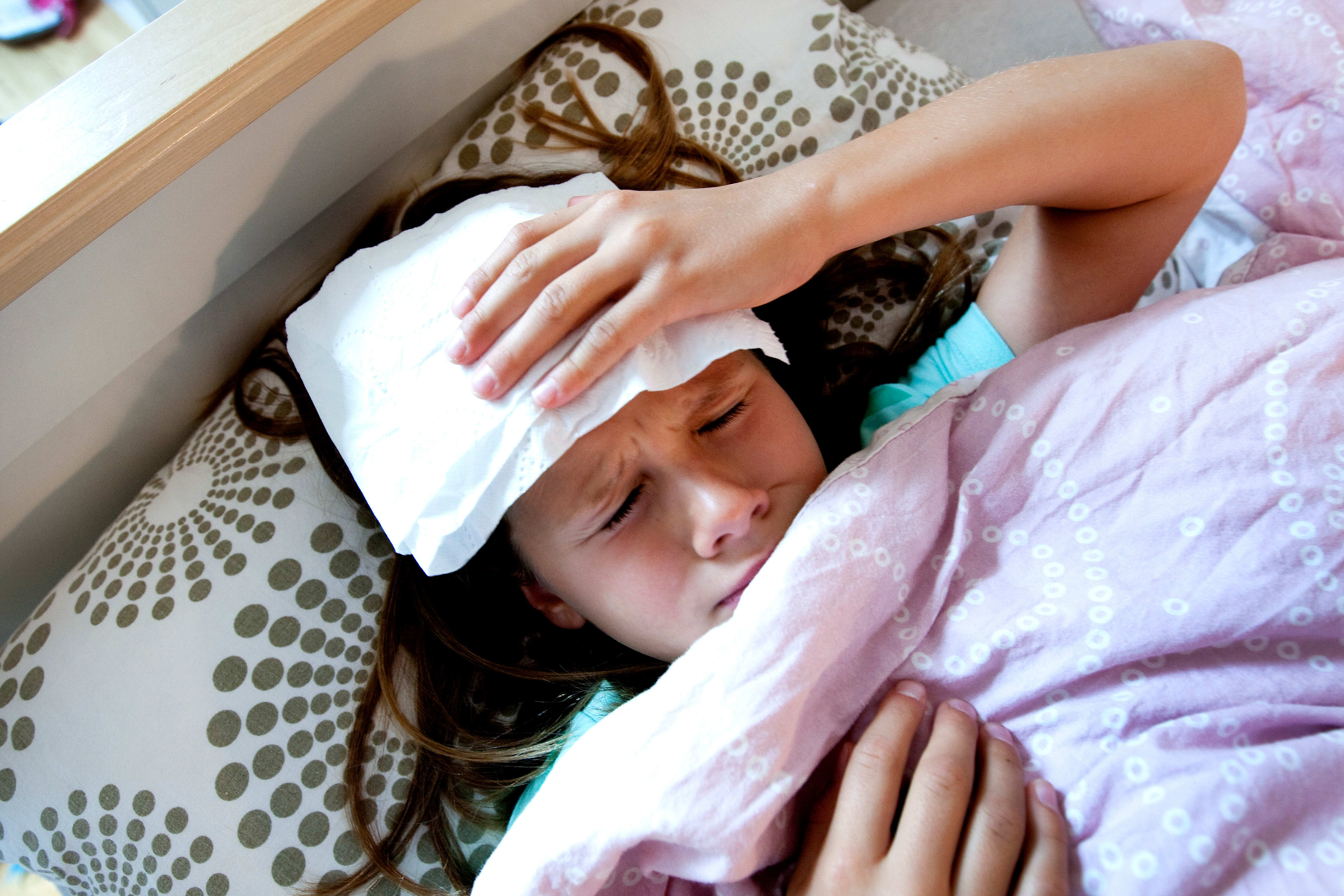 FHI adva­rer: Kan bli mange innleg­gel­ser i julen