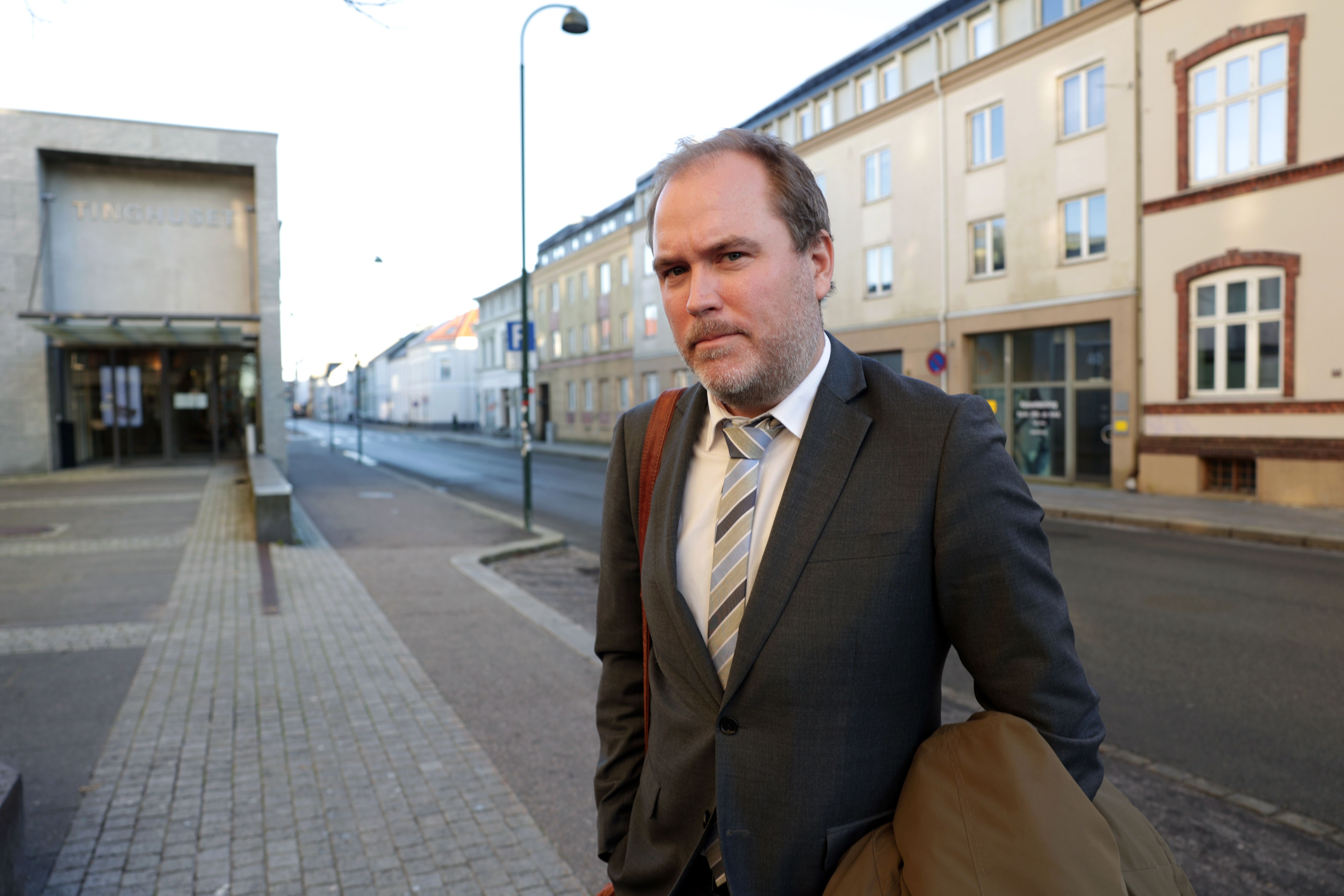 Sjåføren tenner lys hver kveld for Julian (17) etter dødsulykken: – Finnes ikke ord